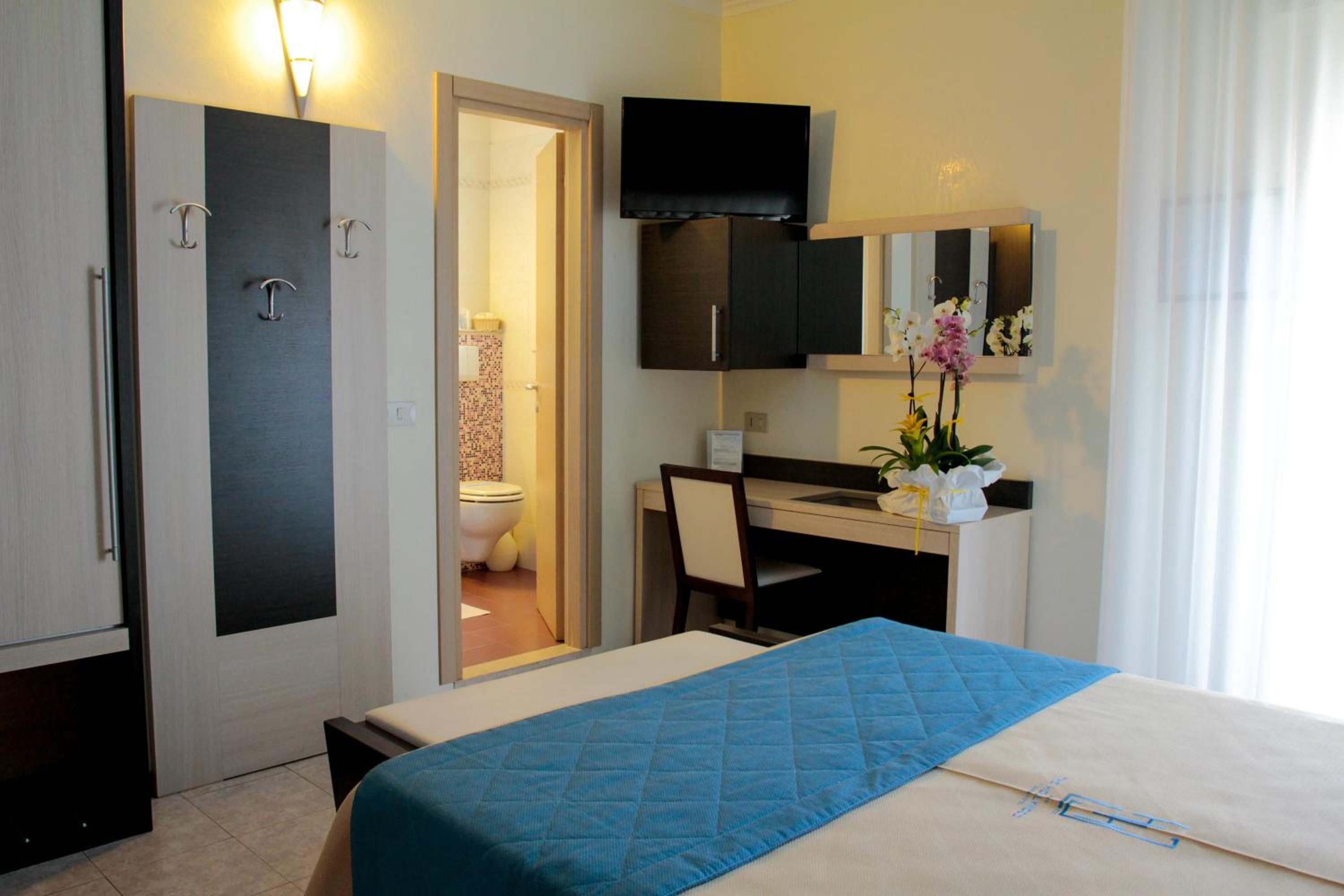 Double or Twin Room with Balcony photo 2
