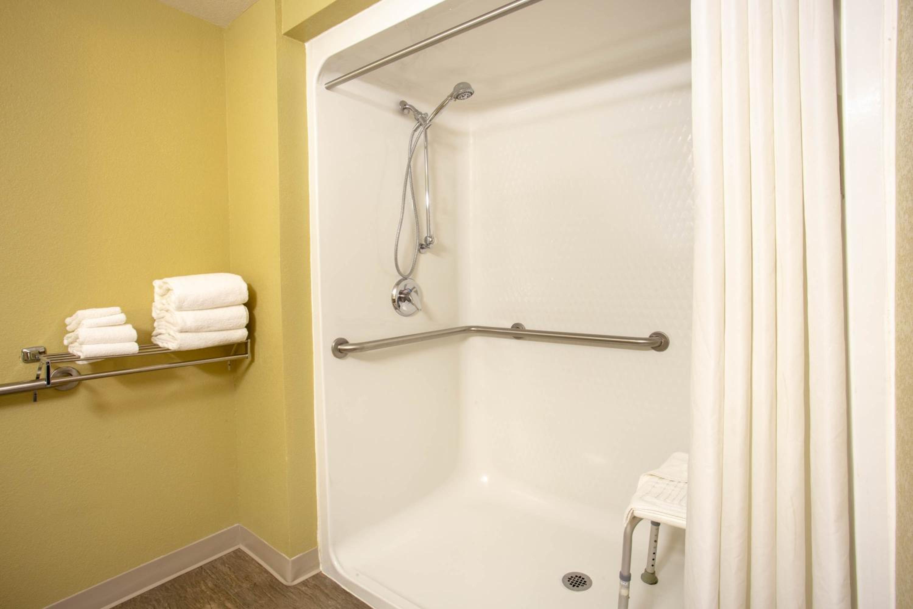 Deluxe Queen Room - Mobility Access/Non-Smoking - Photo 2