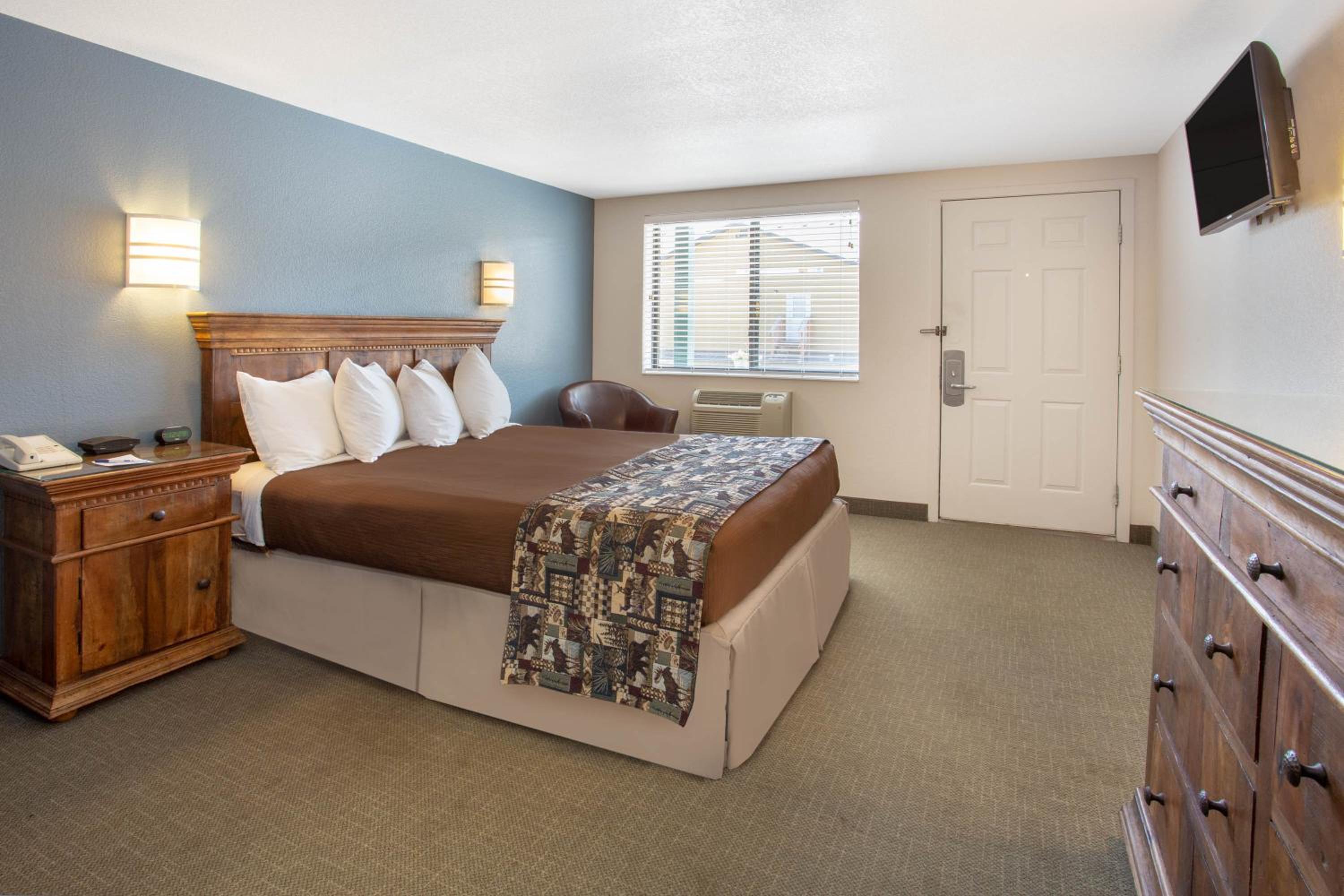 Deluxe Queen Room - Mobility Access/Non-Smoking - Photo 3