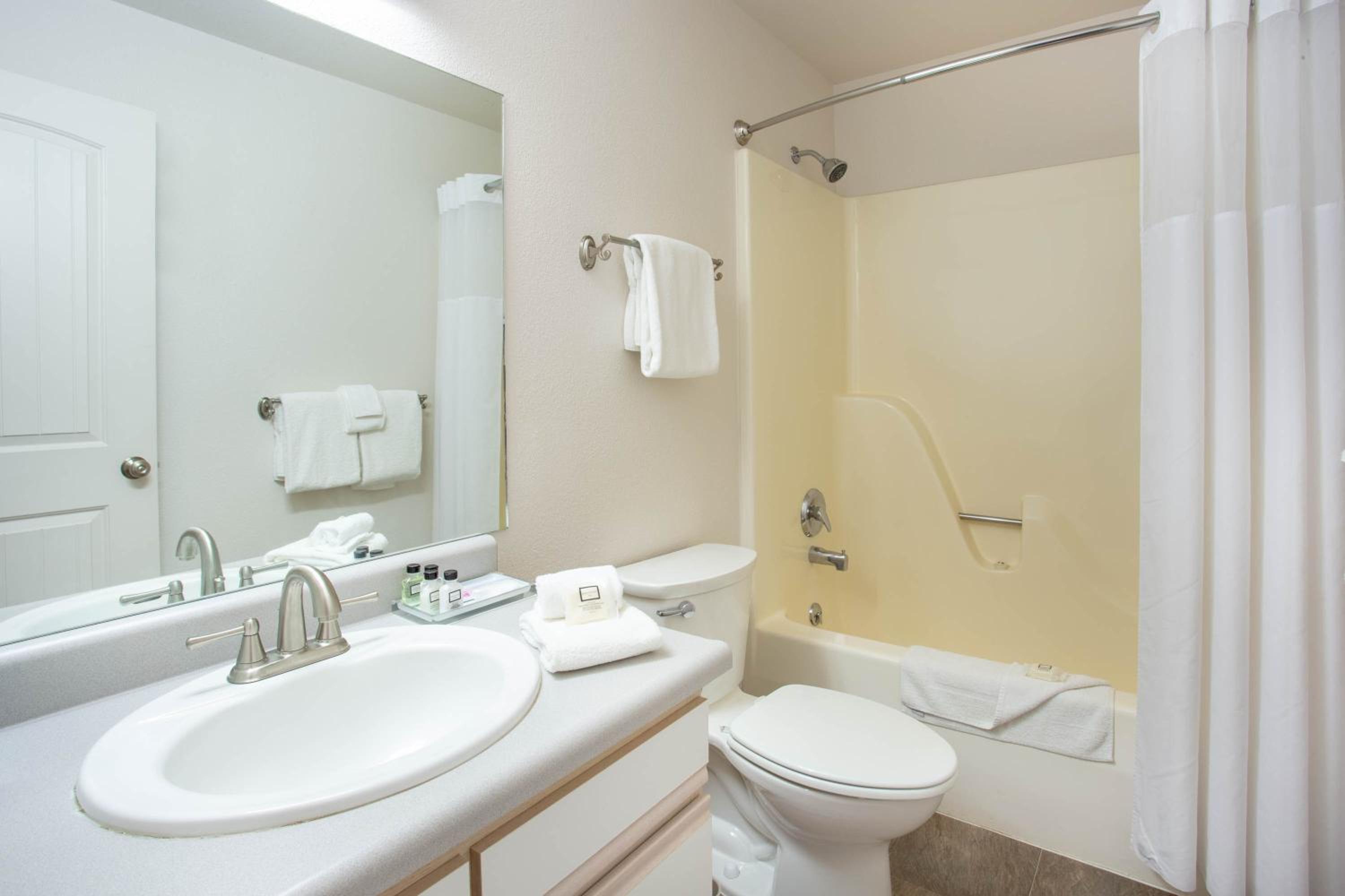 One-Bedroom Queen Suite - Non-Smoking - Photo 4