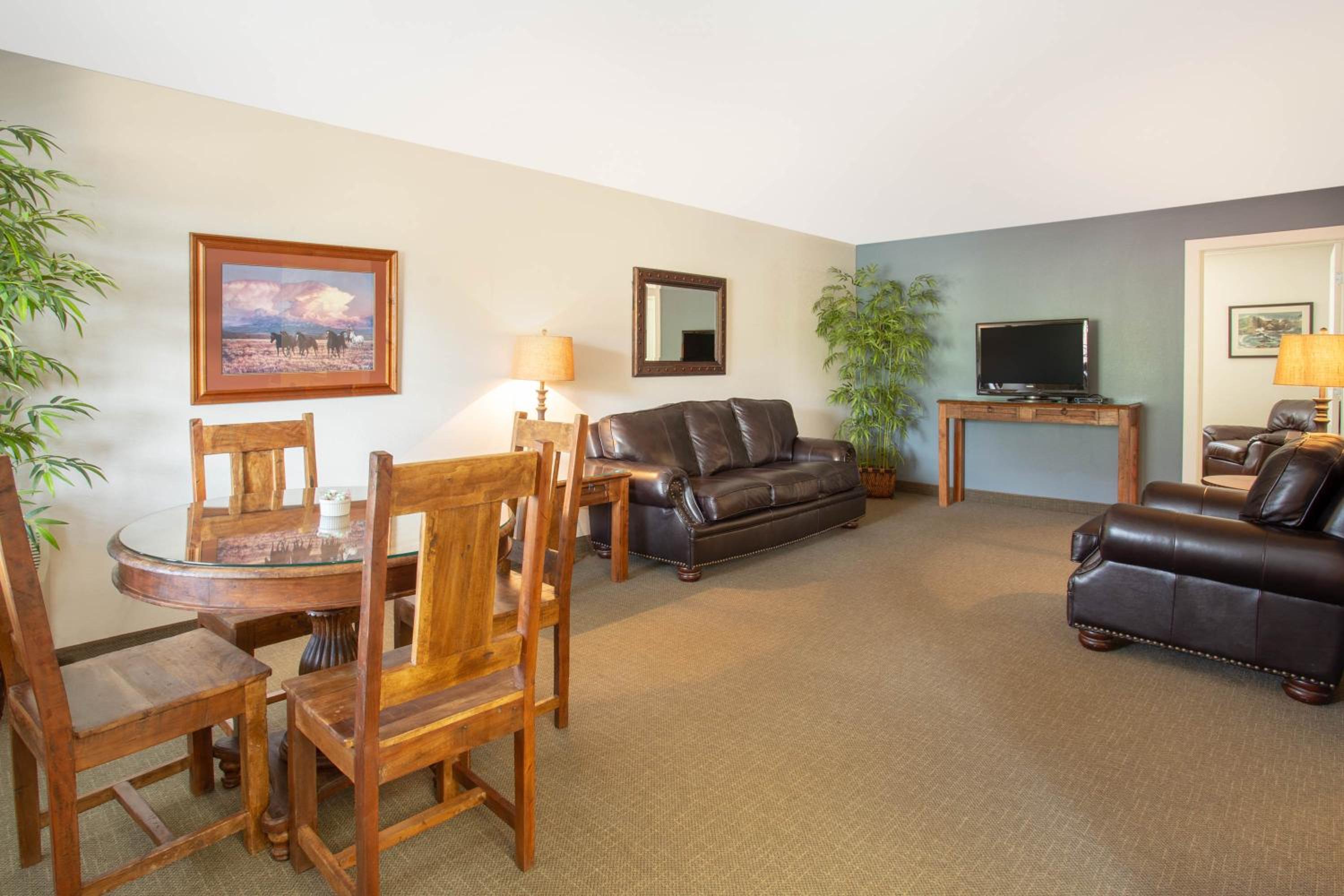 Deluxe Queen Suite - Non-Smoking photo 3