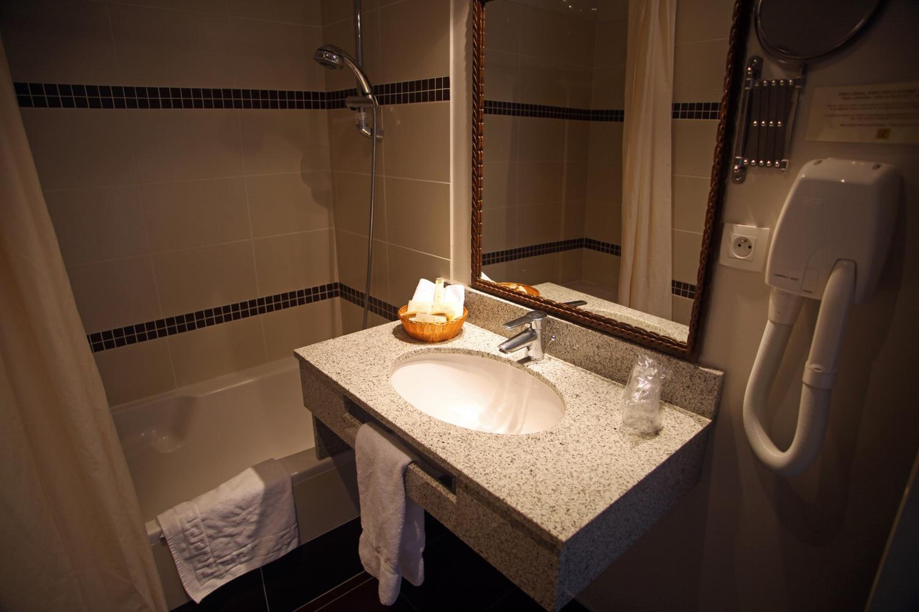 Double Room - Photo 17