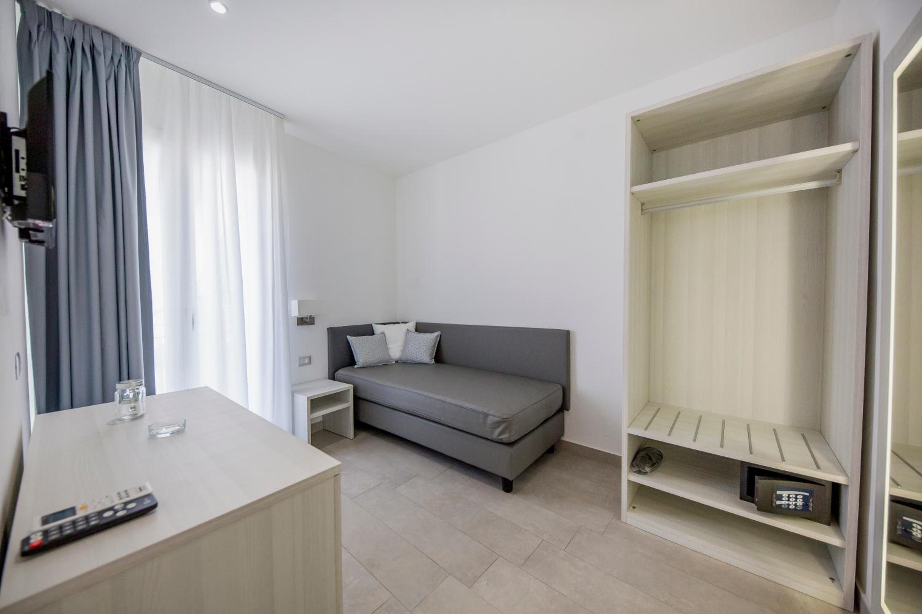 Classic Triple Room with   Partial Sea View photo 2