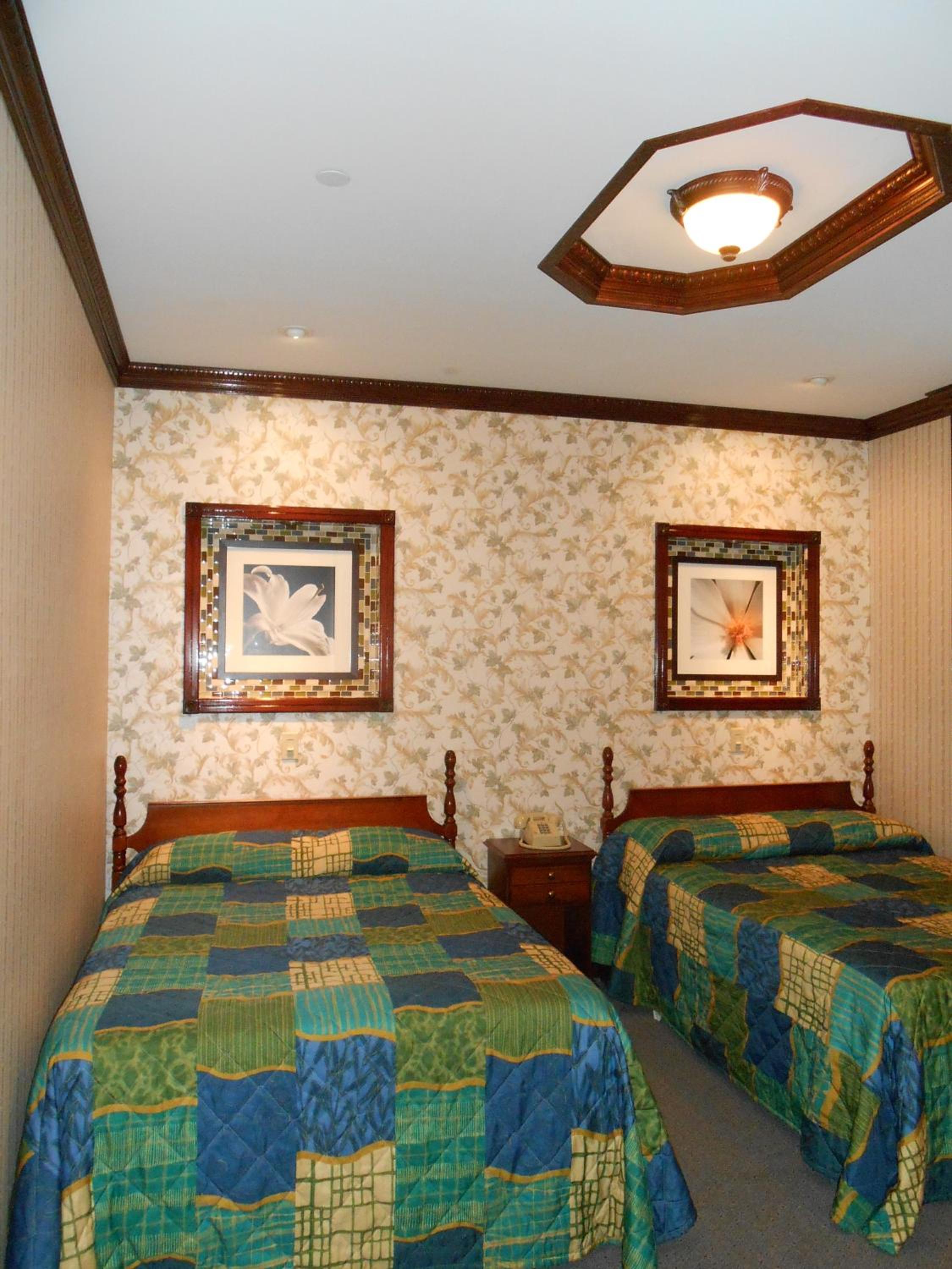 Twin Room with Shared Bathroom photo 2