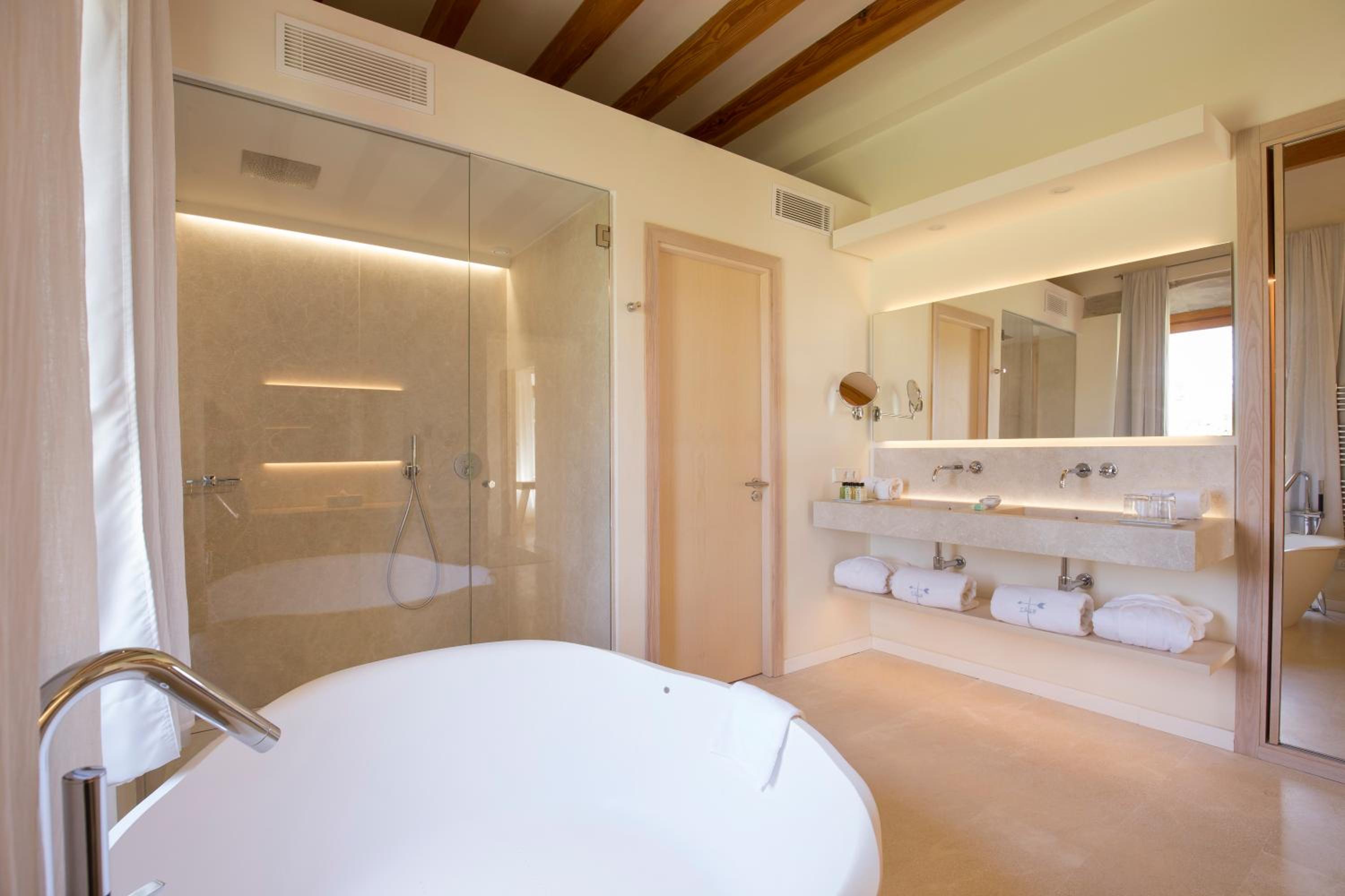 Luxury Suite - Photo 8