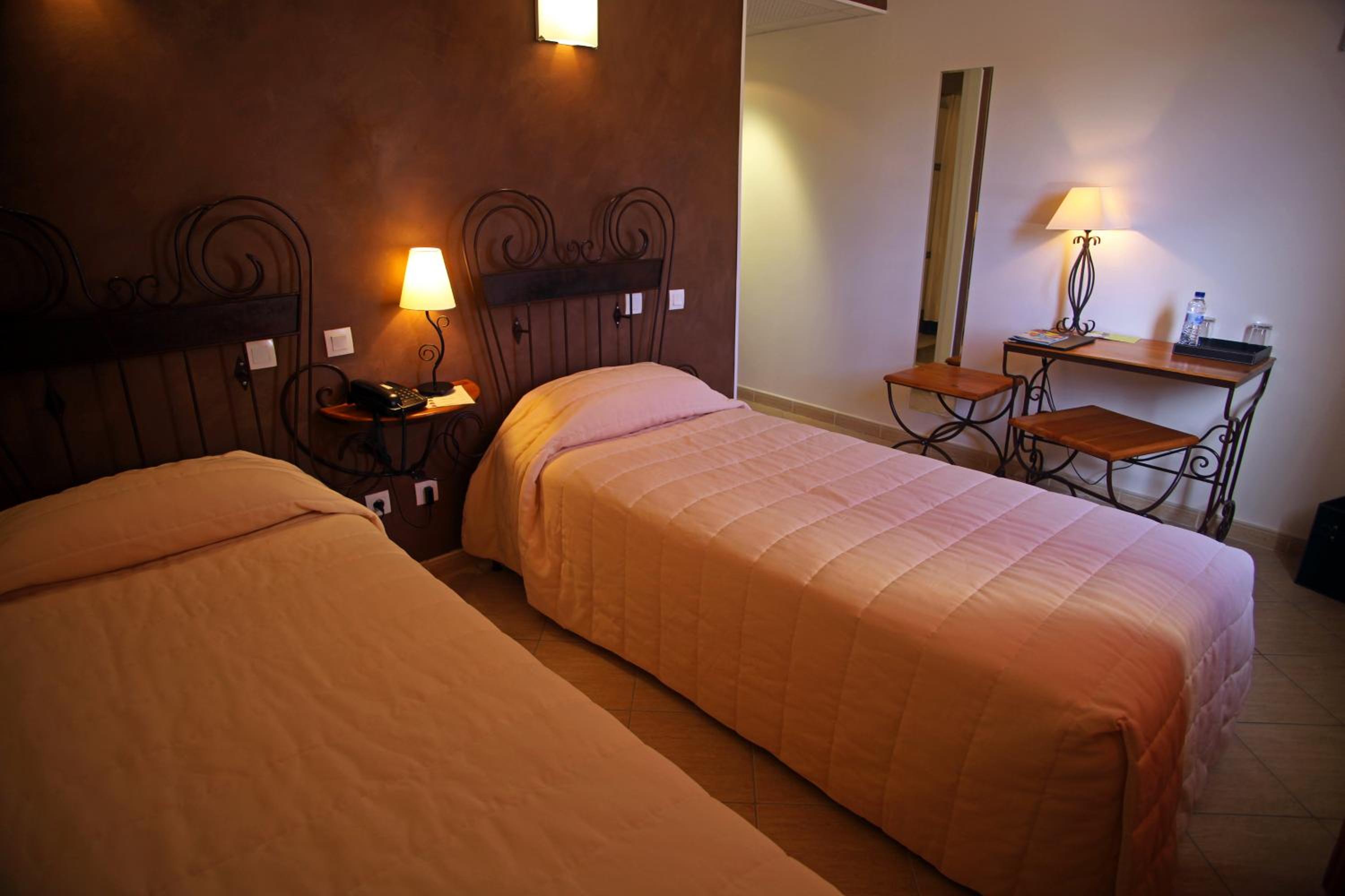 Standard Twin Room - Photo 1
