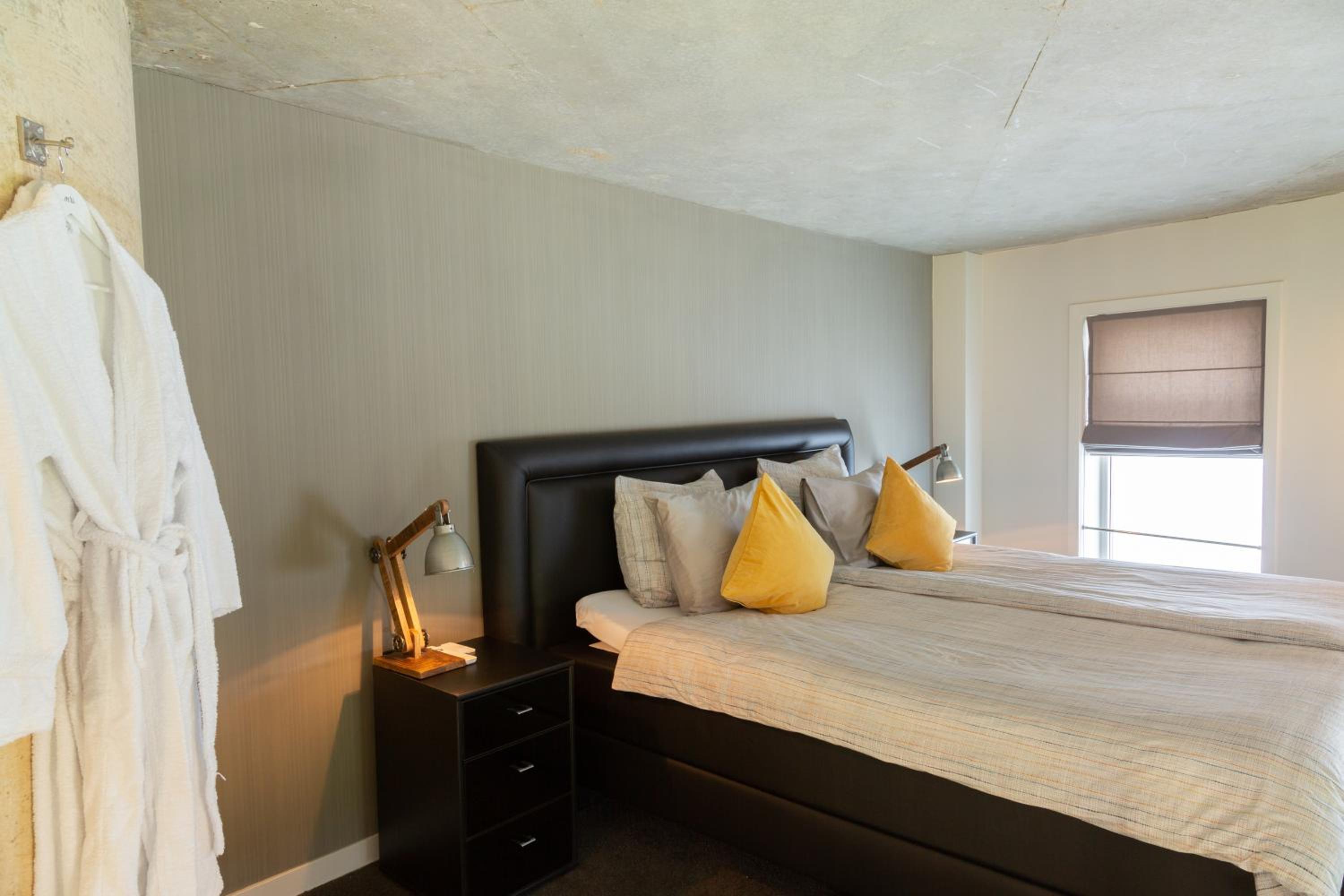 Deluxe Queen Room - Photo 11