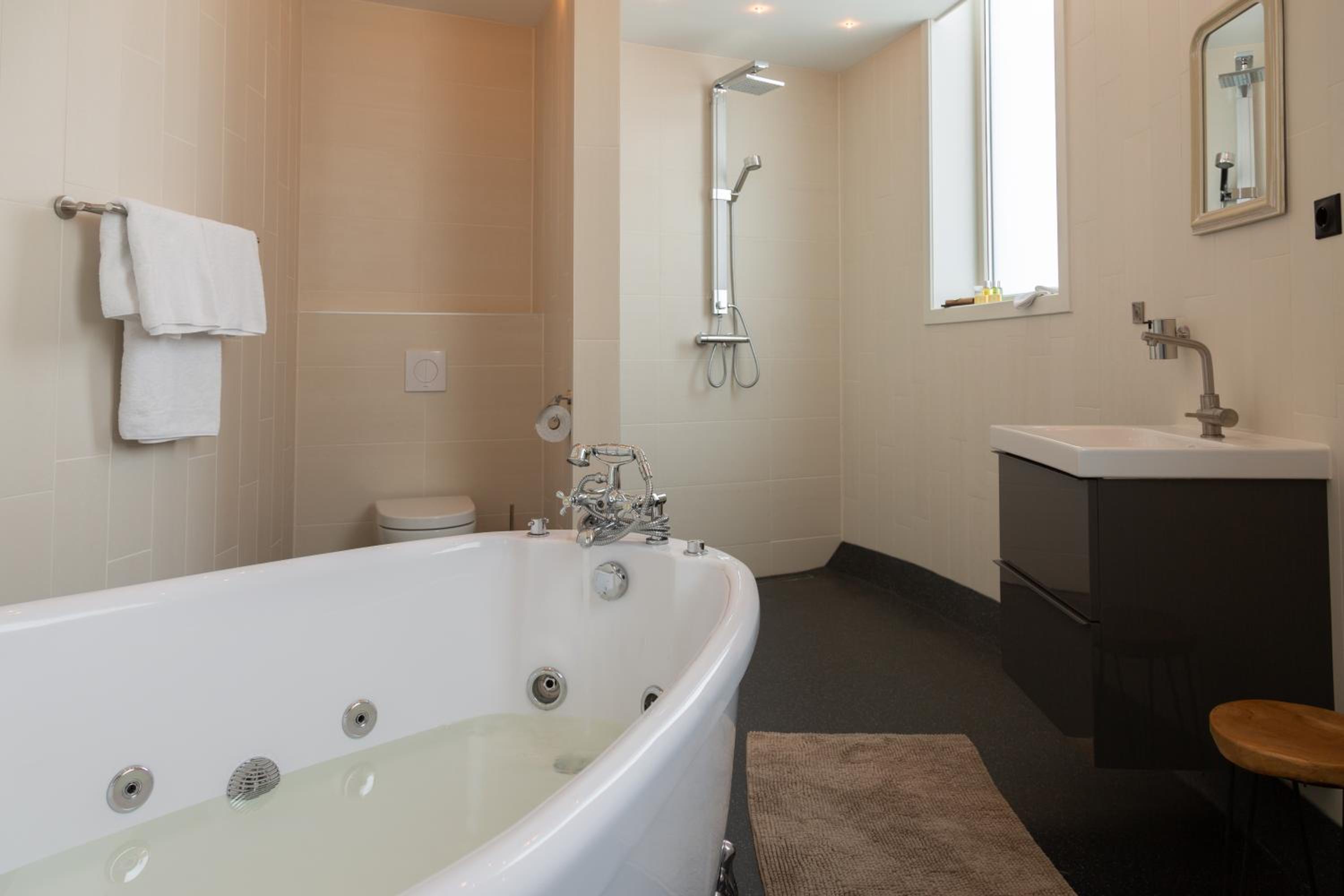 Deluxe Queen Room - Photo 8