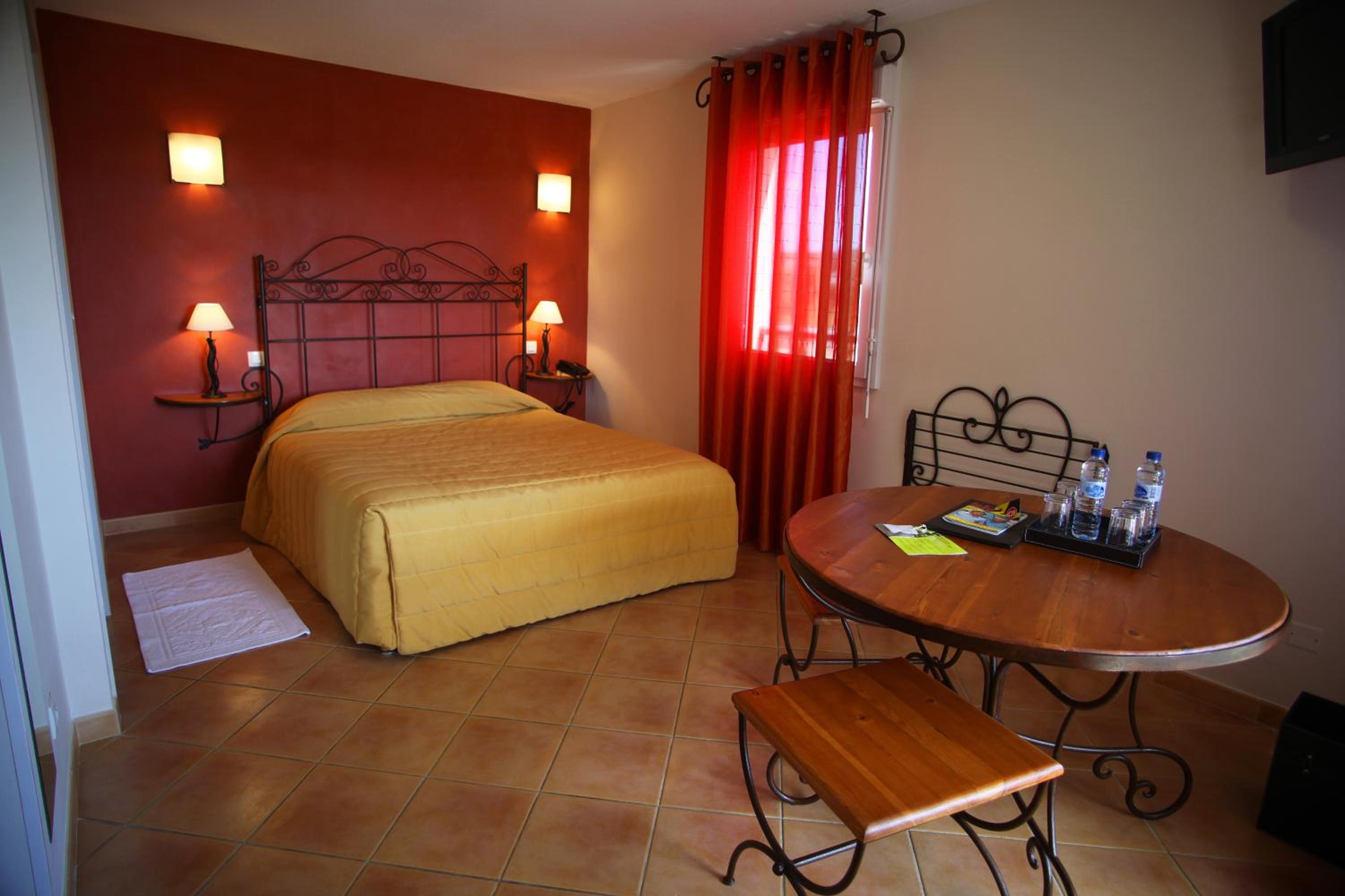 Suite with Balcony - Photo 8