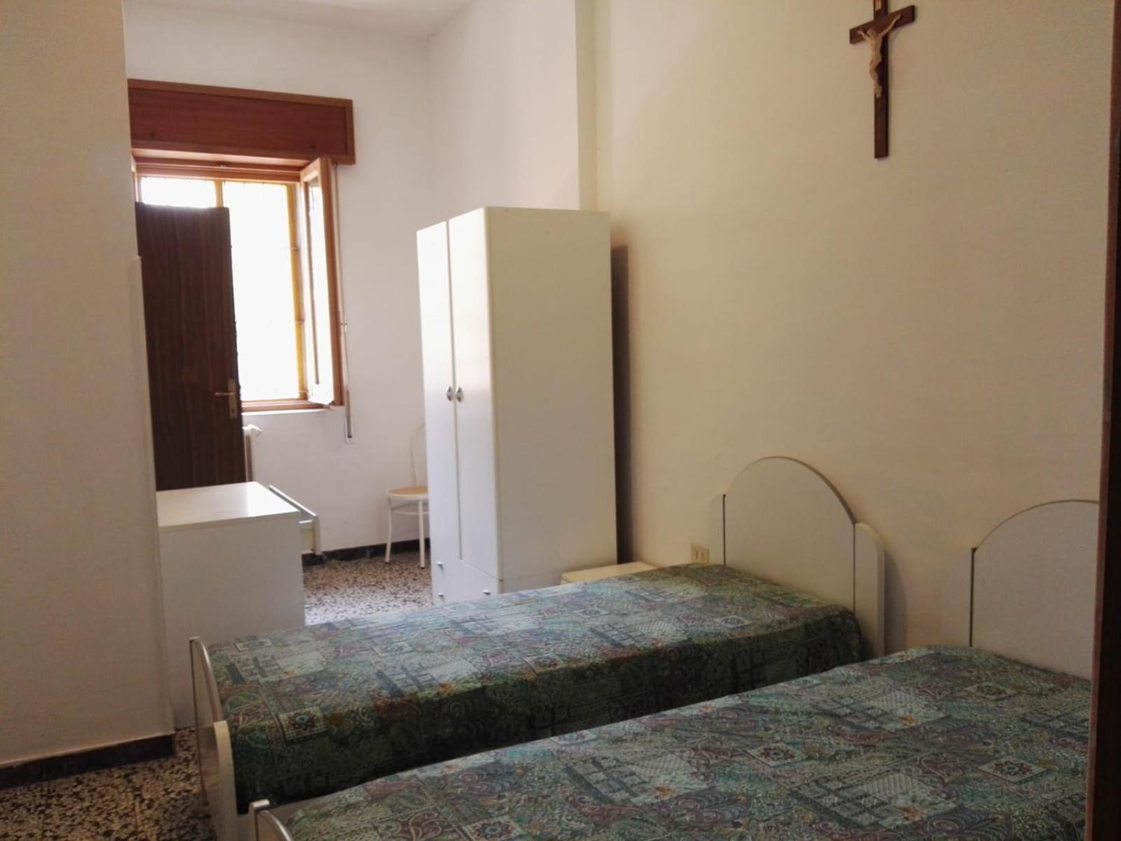 Double or Twin Room with Private Bathroom - Photo 13