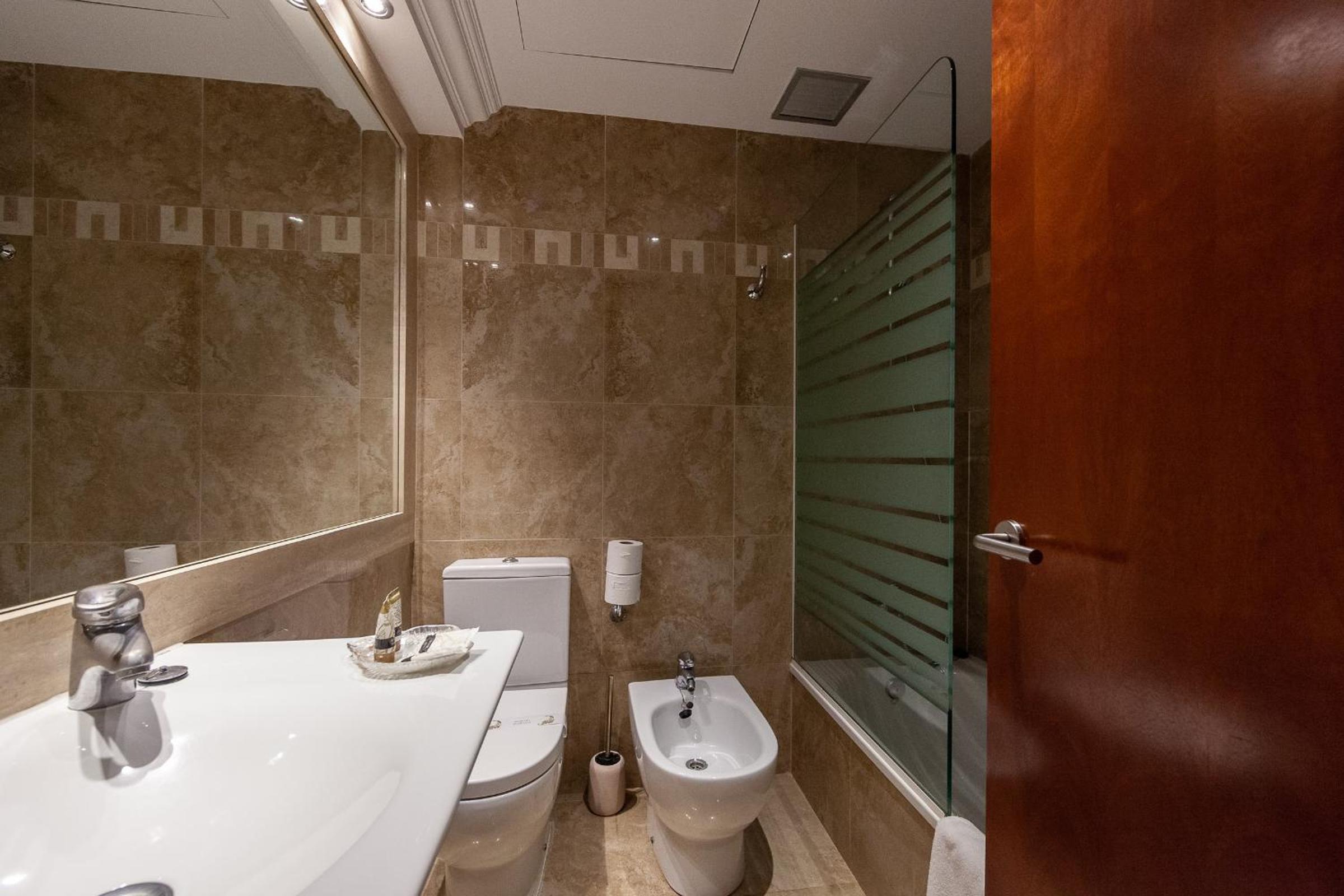 Family Room (2 adults + 1 child) with Spa Access - Photo 3