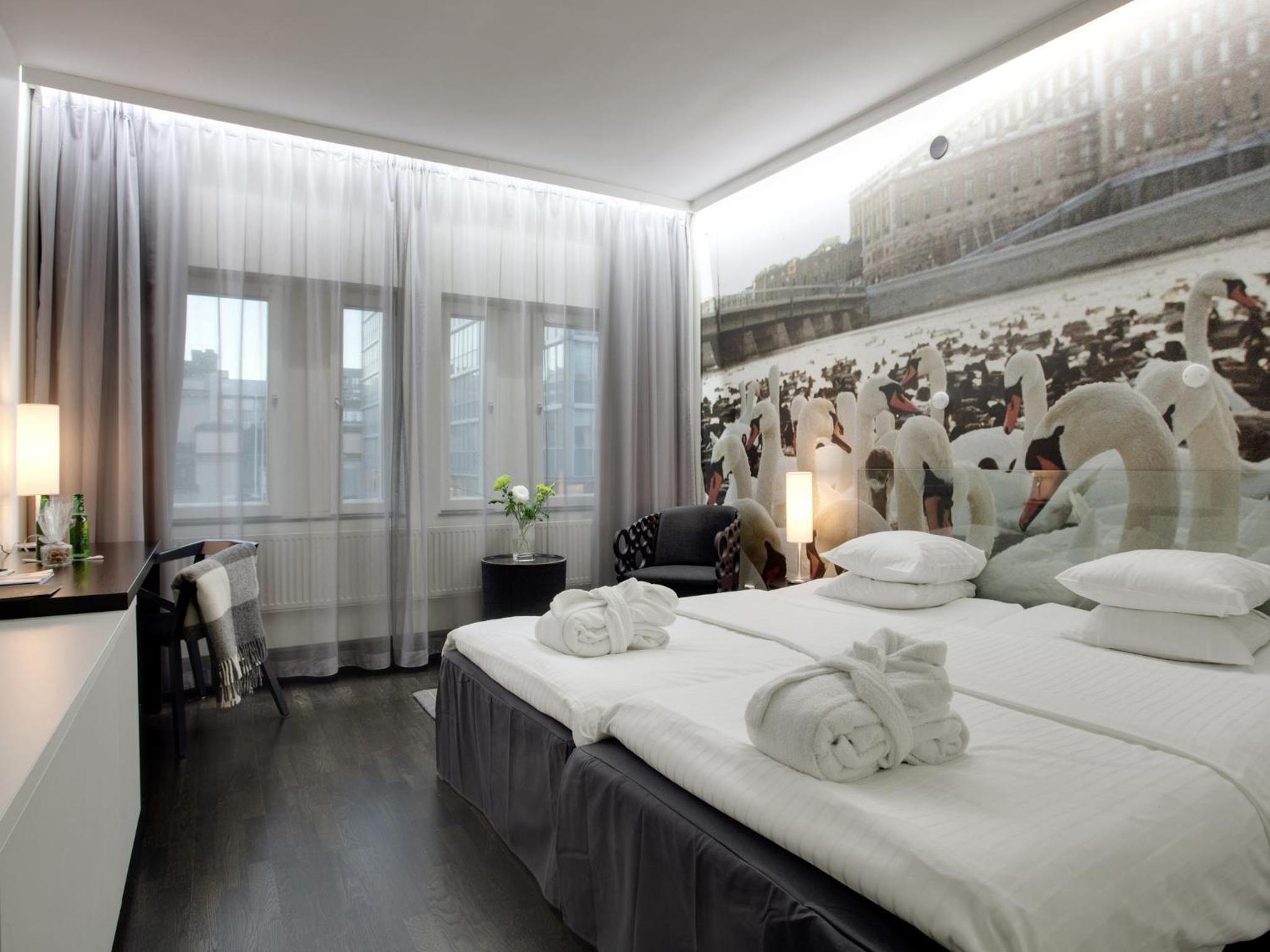 Superior Queen Room - 63 in bed thumbnail 6