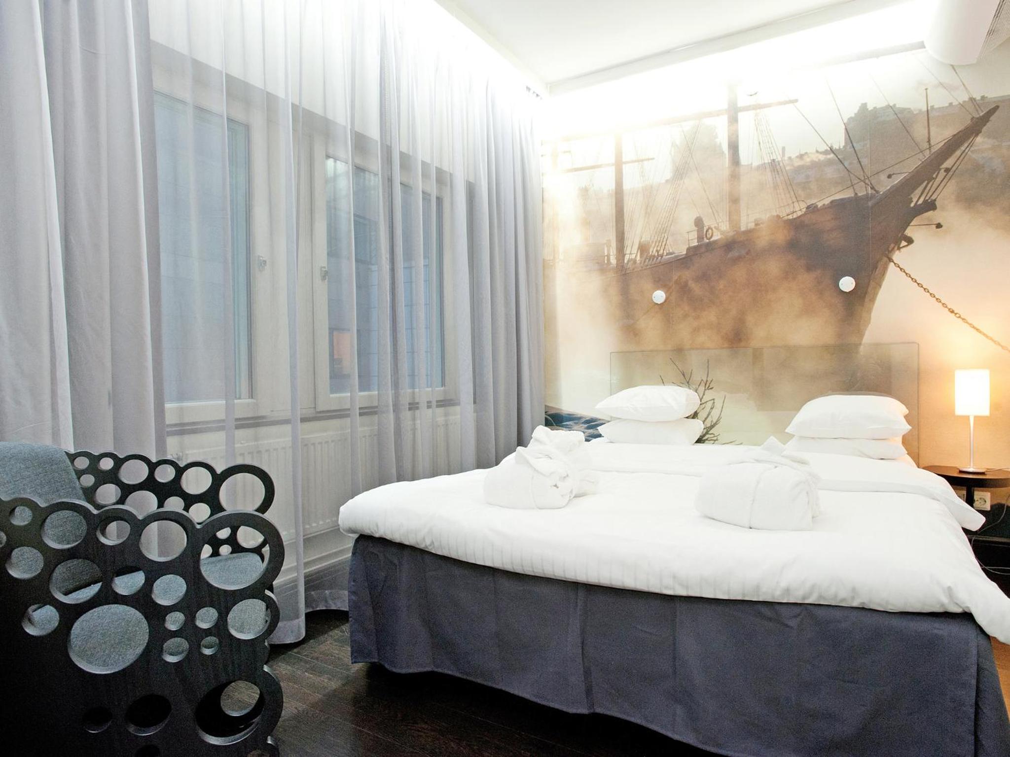 Deluxe Queen Room - 63 in bed - Photo 11