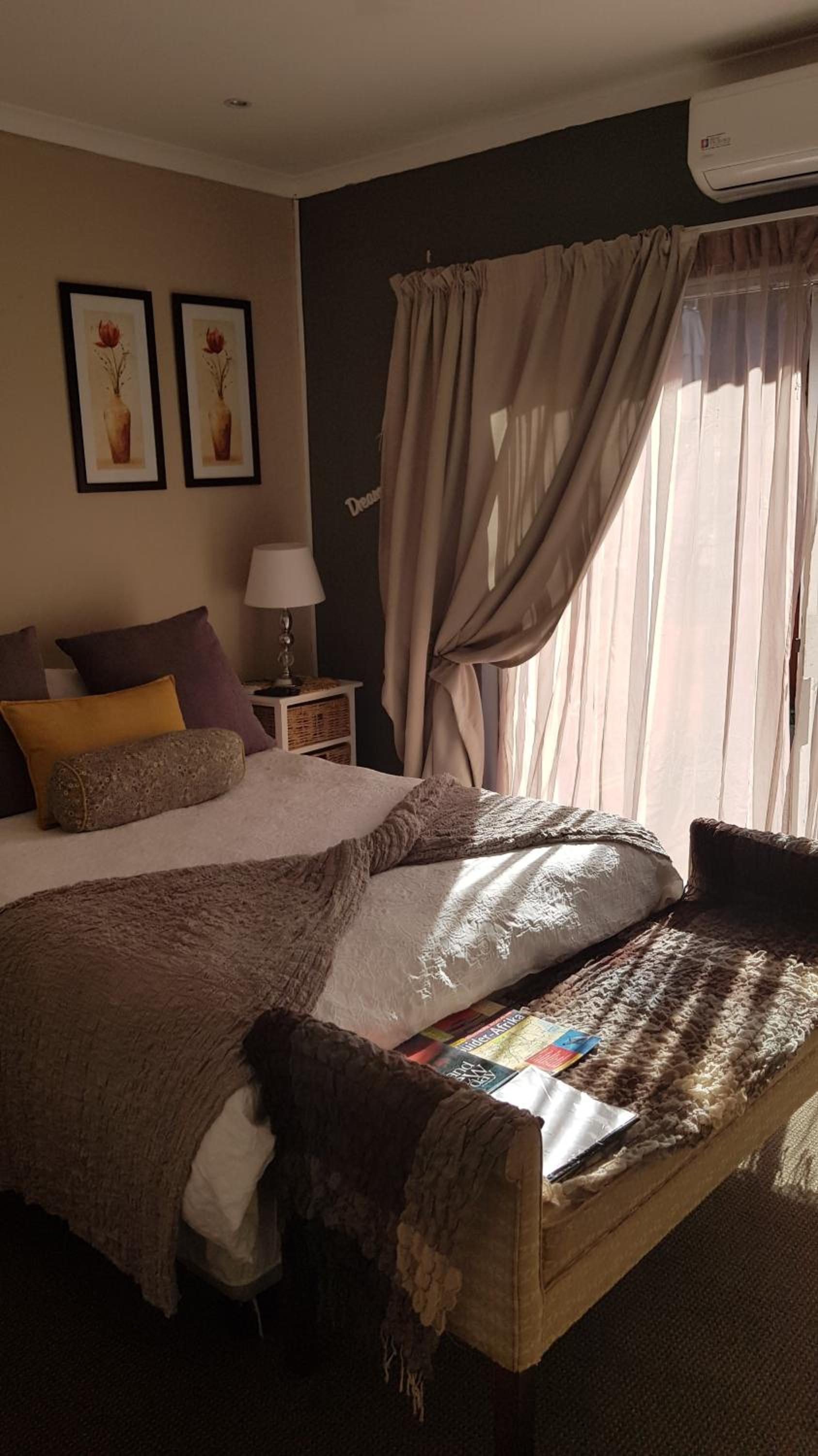 Double Room with Pool View - Photo 3