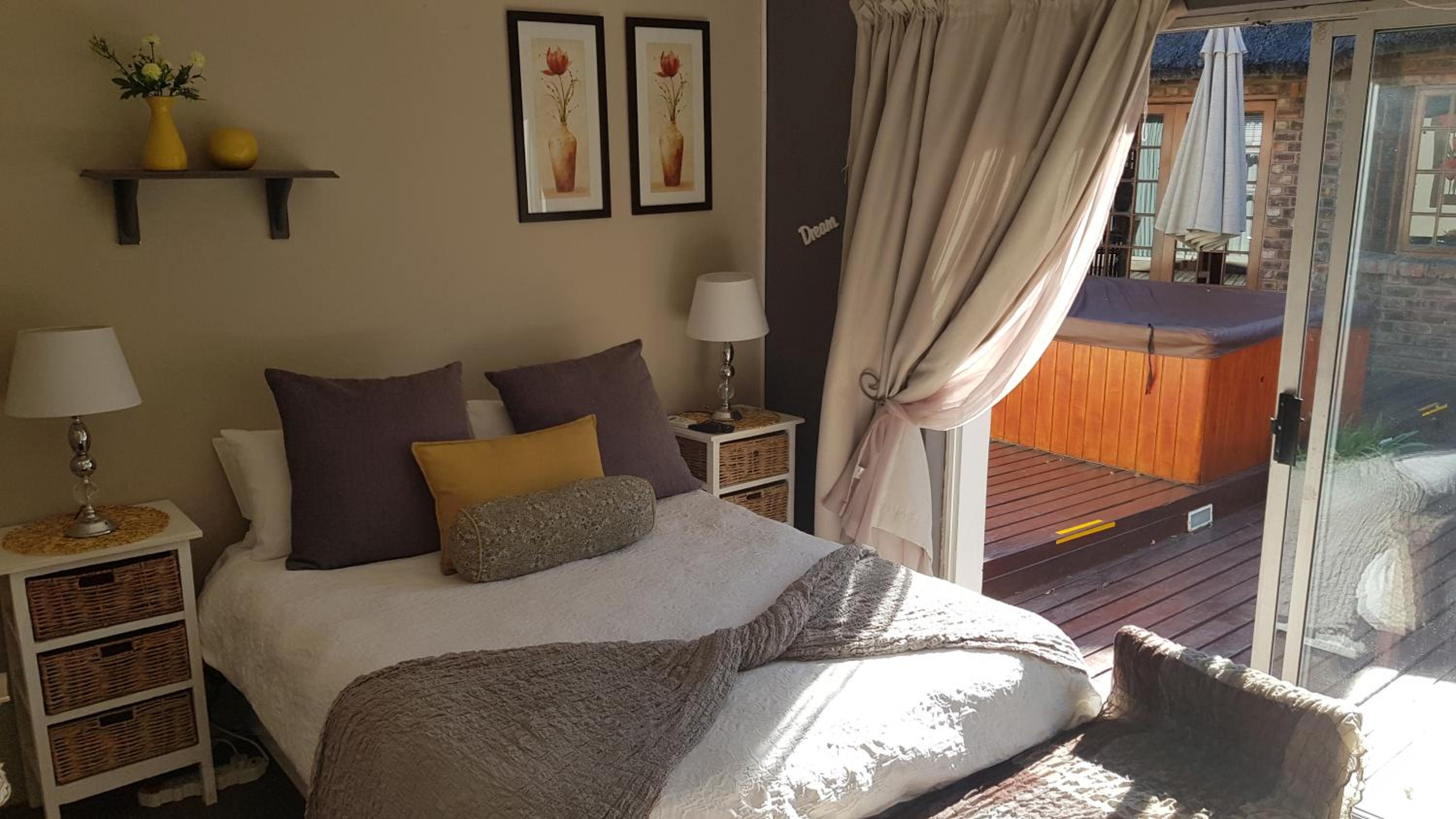 Double Room with Pool View - Photo 5