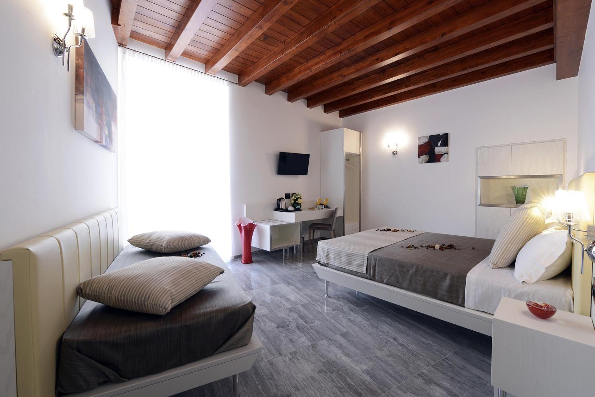 Deluxe Double Room with Balcony and City View thumbnail 6