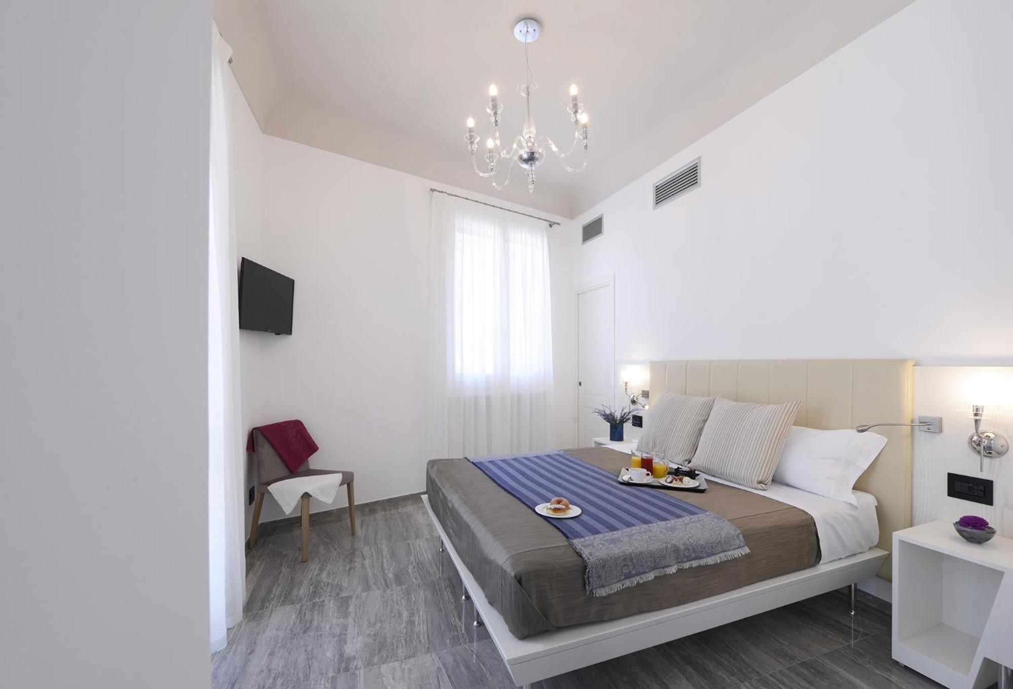 Deluxe Double Room with Balcony and City View thumbnail 5
