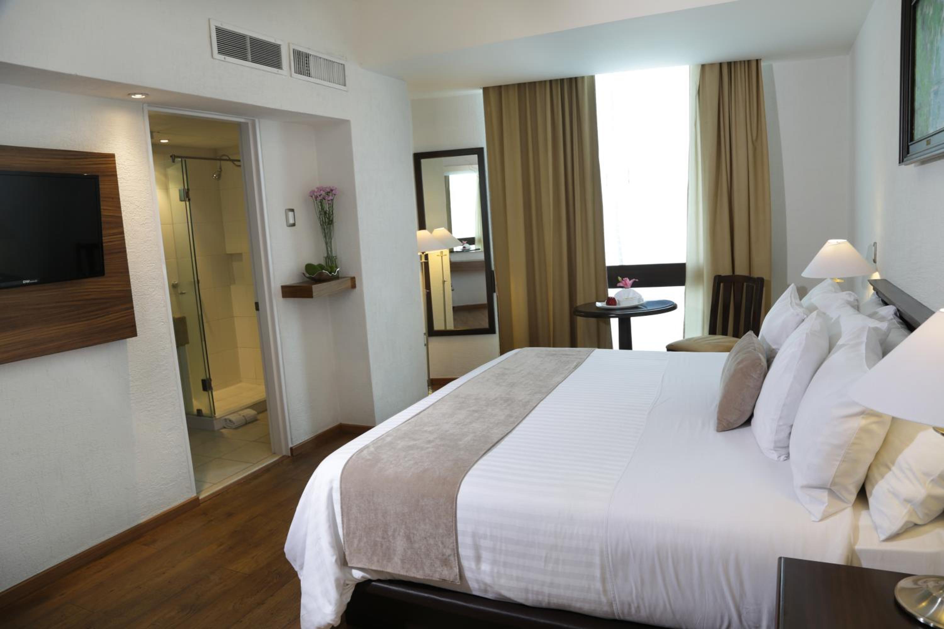 Superior Room with King Size bed - Photo 9