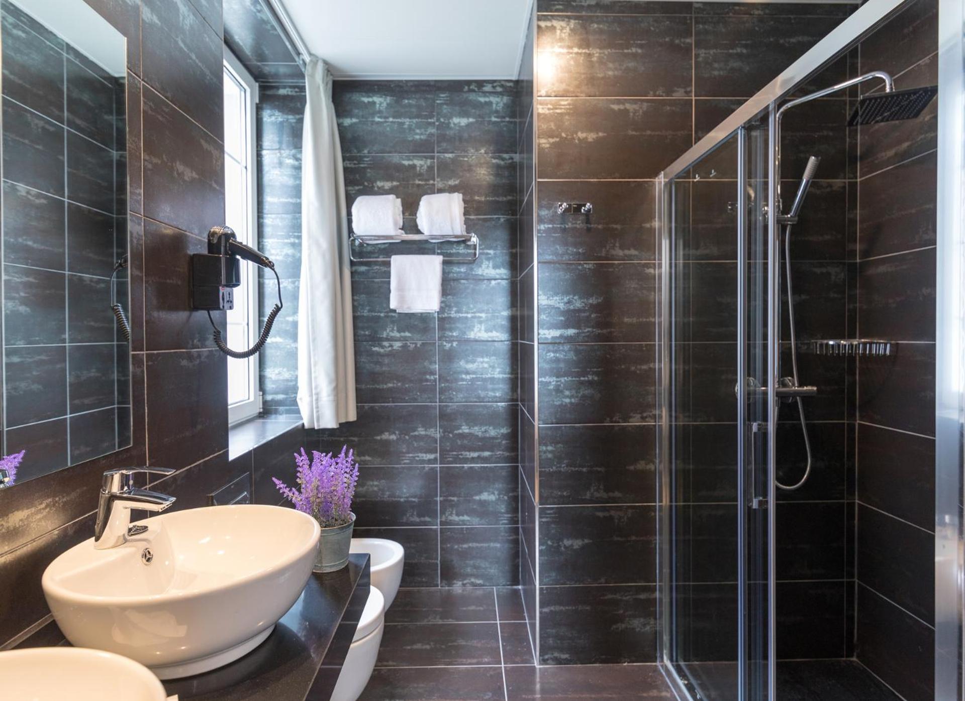 Double or Twin Room - Photo 4