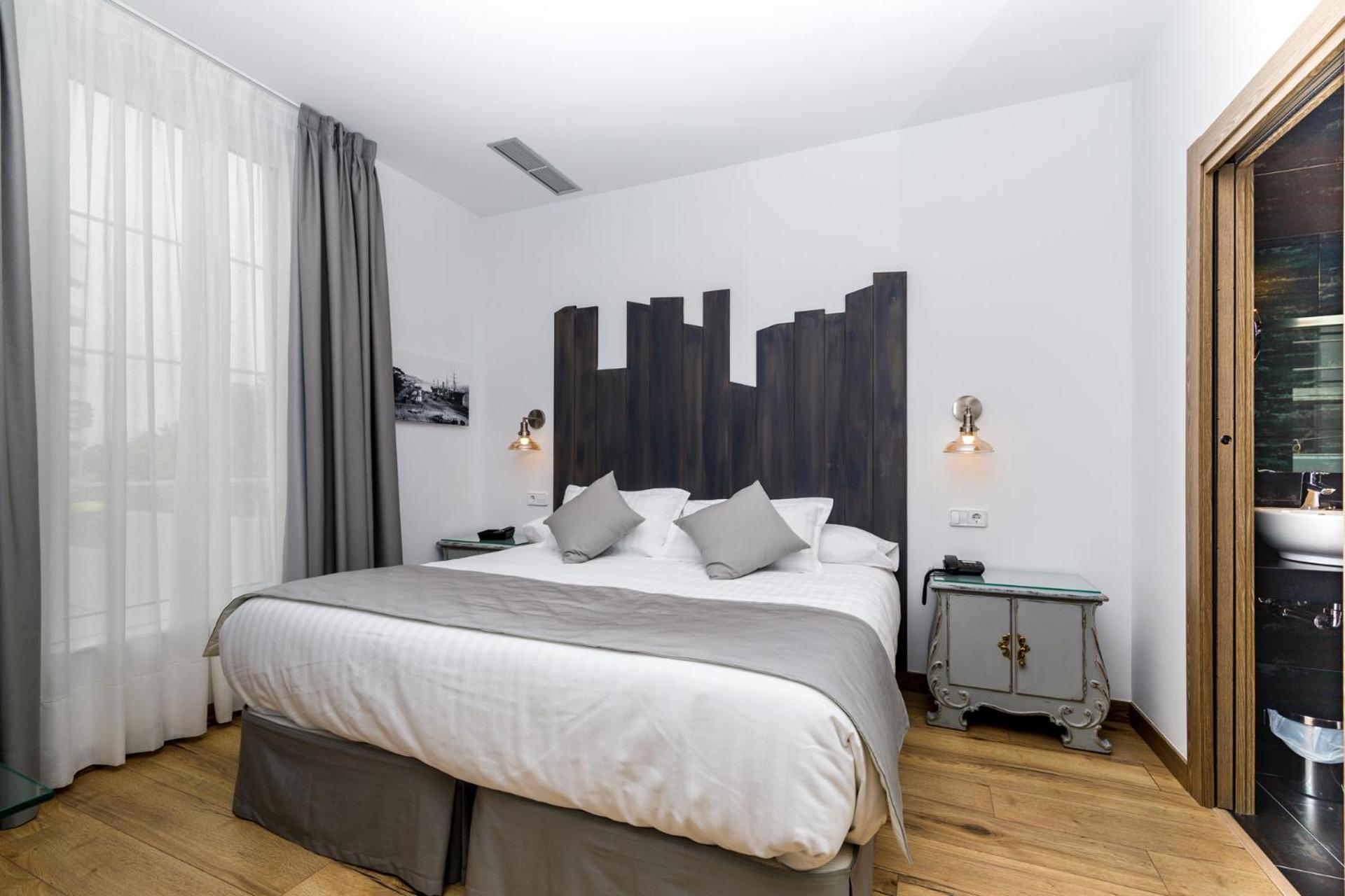 Double or Twin Room - Photo 2