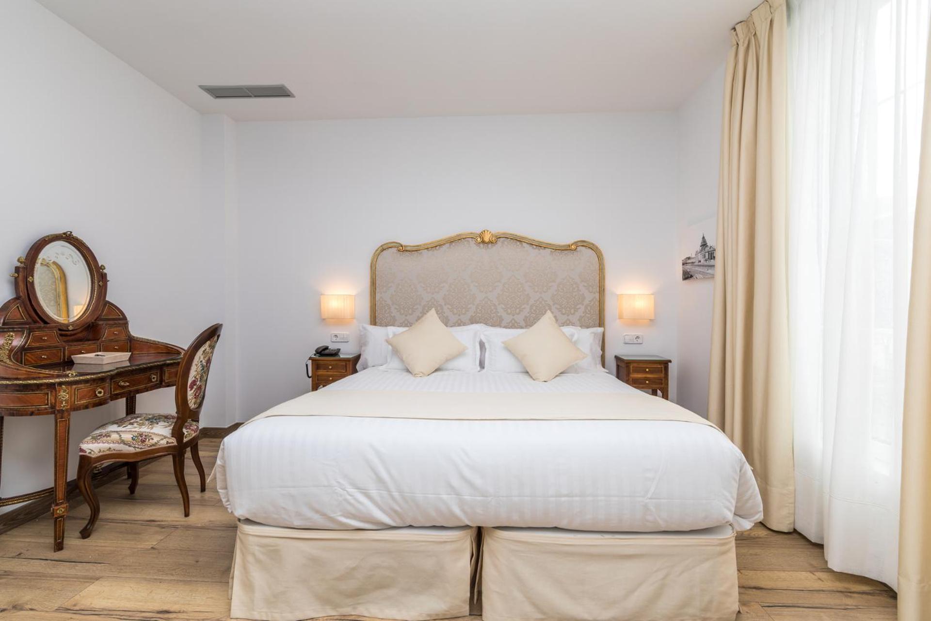 Deluxe Double or Twin Room - Photo 6