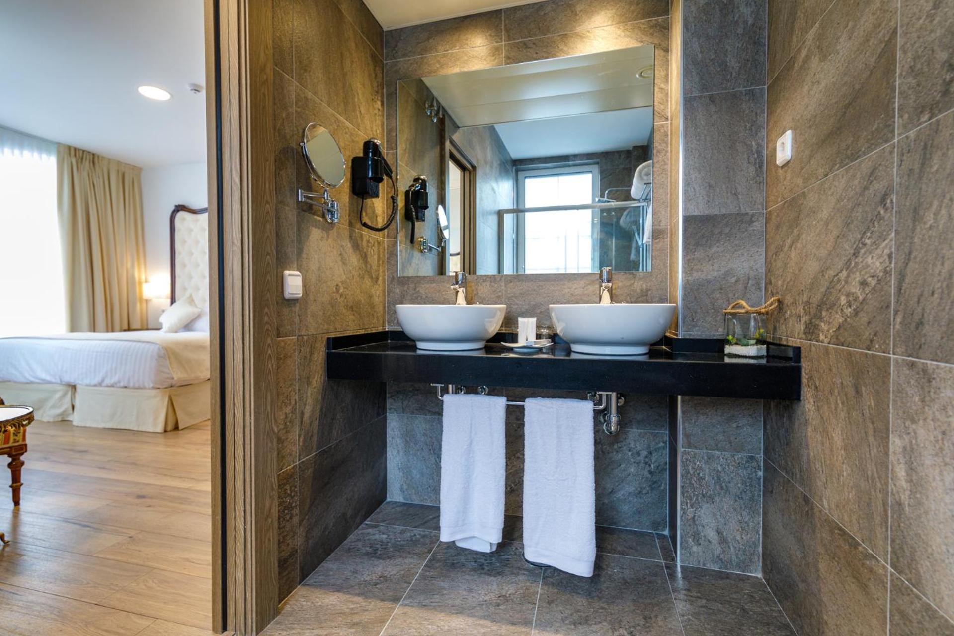 Deluxe Suite - Photo 6