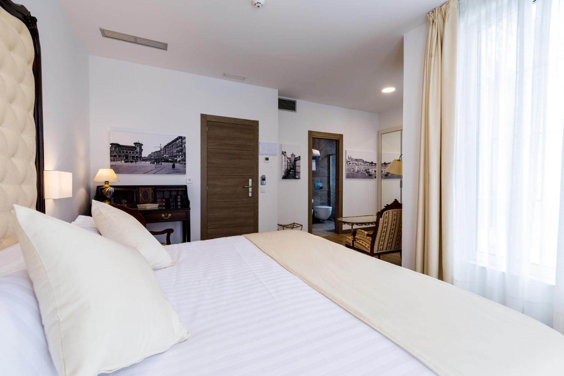 Deluxe Suite - Photo 3