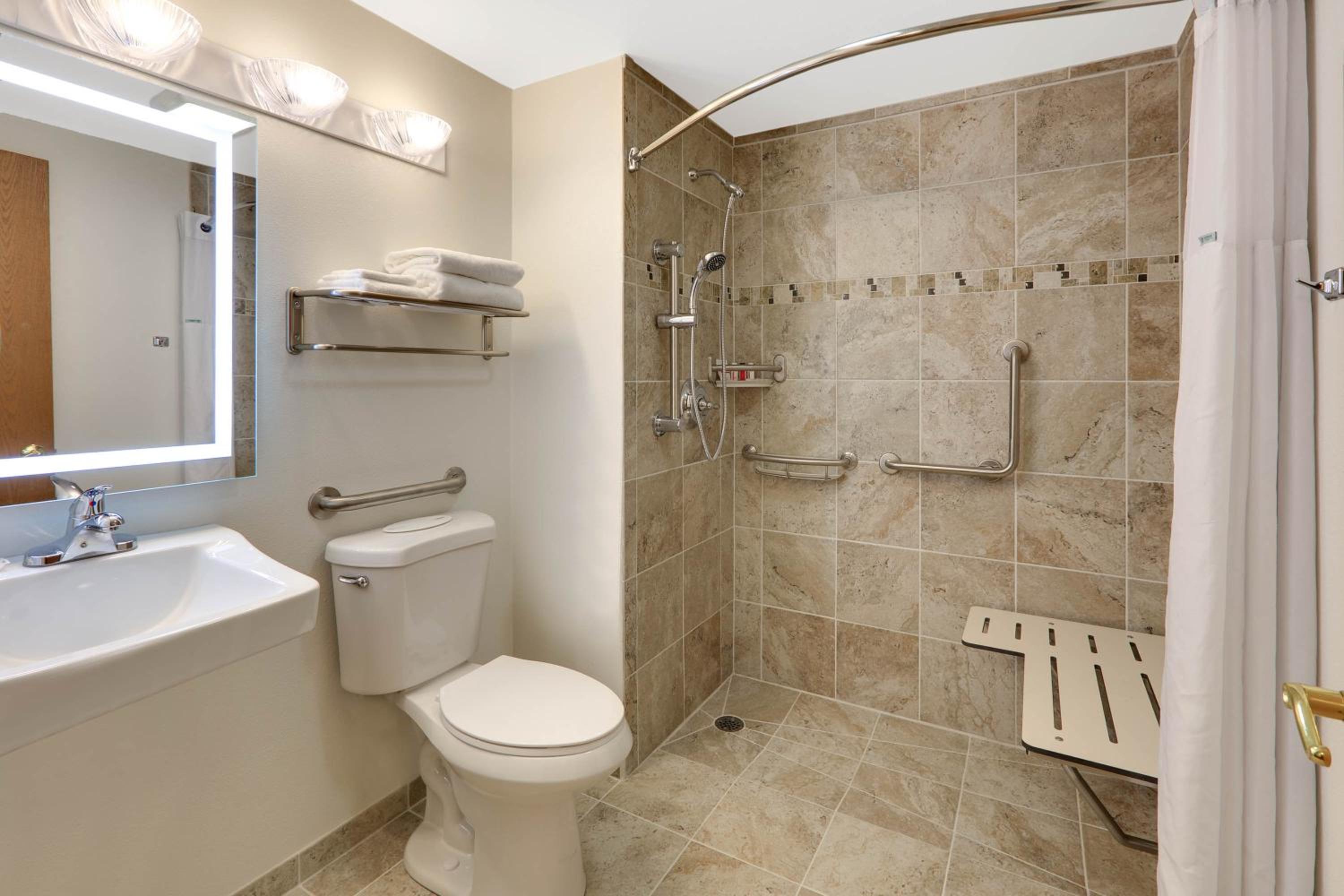 Queen Room with Two Queen Beds - Mobility Access/Non-Smoking - Photo 3