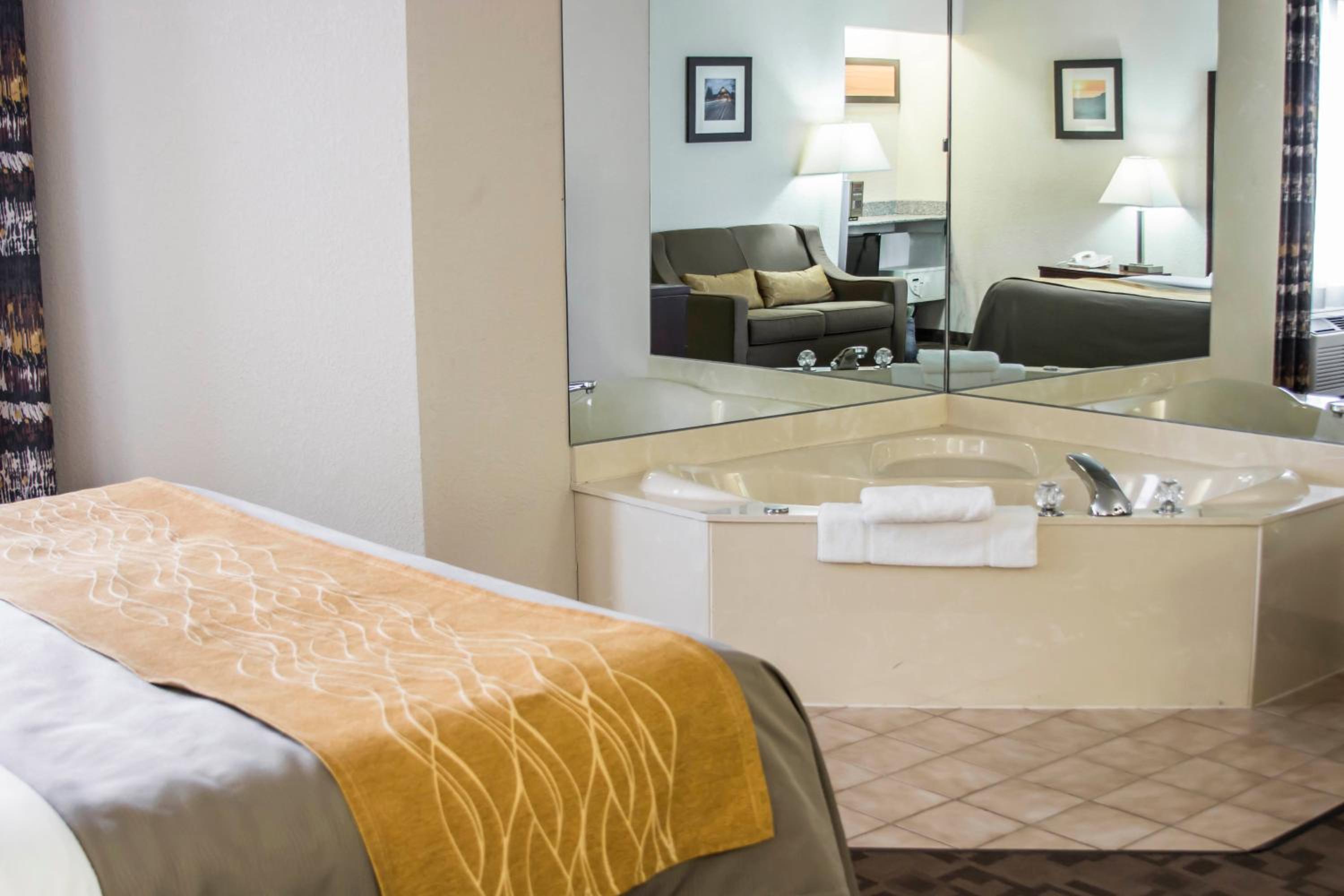 King Room With Hot Tub - Non-Smoking photo 1