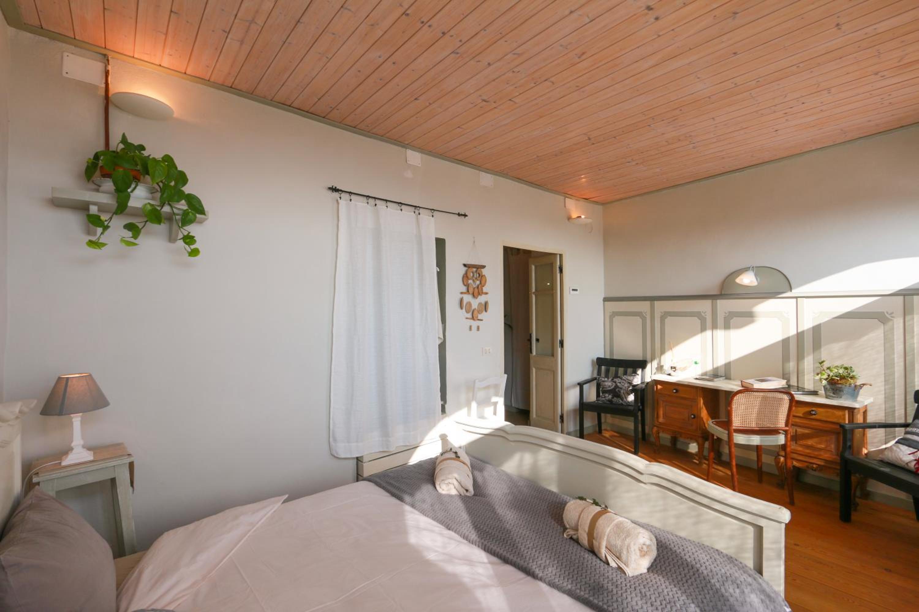 Deluxe Double Room with Extra Bed - Photo 14