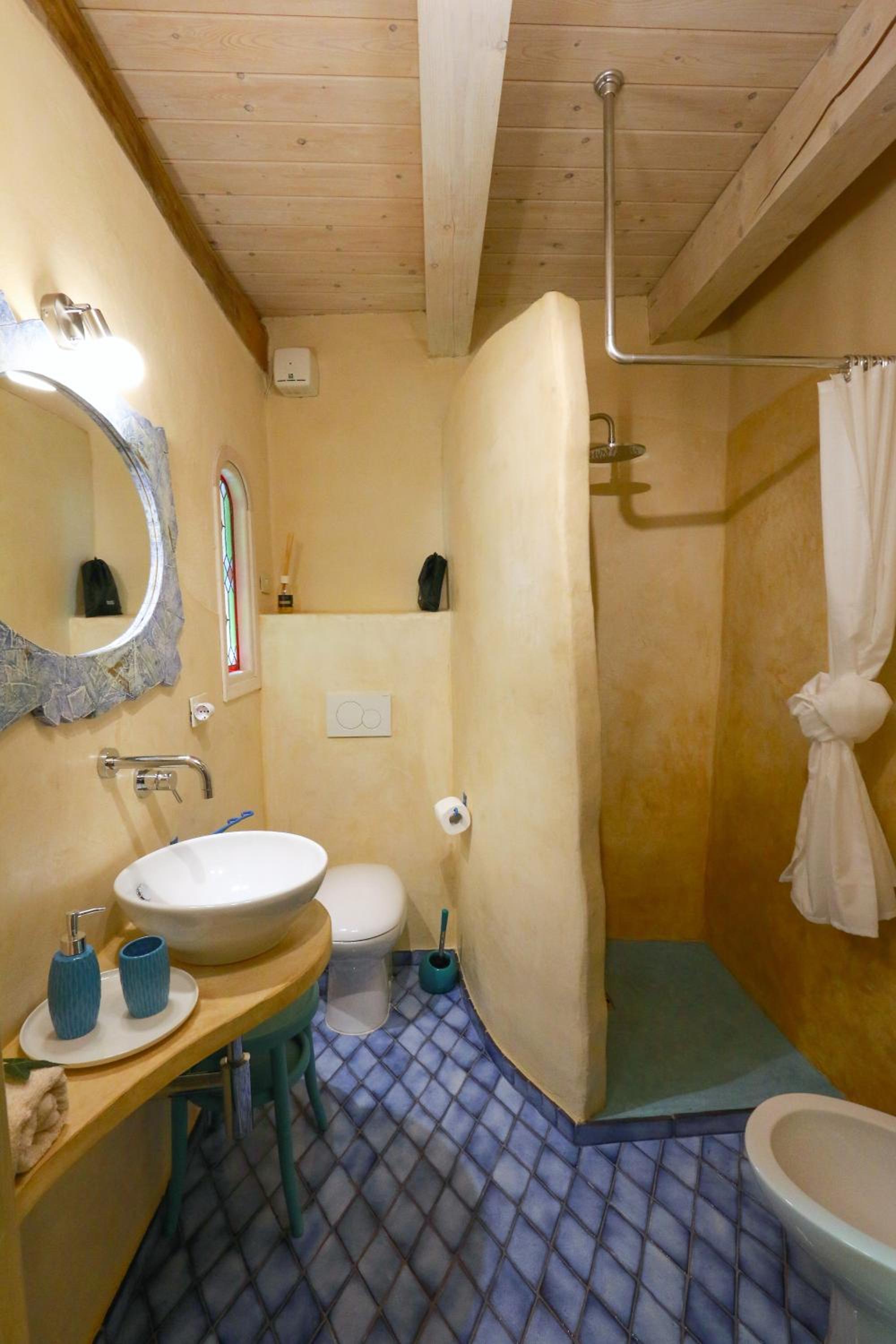 Family Room with Private Bathroom - Photo 9