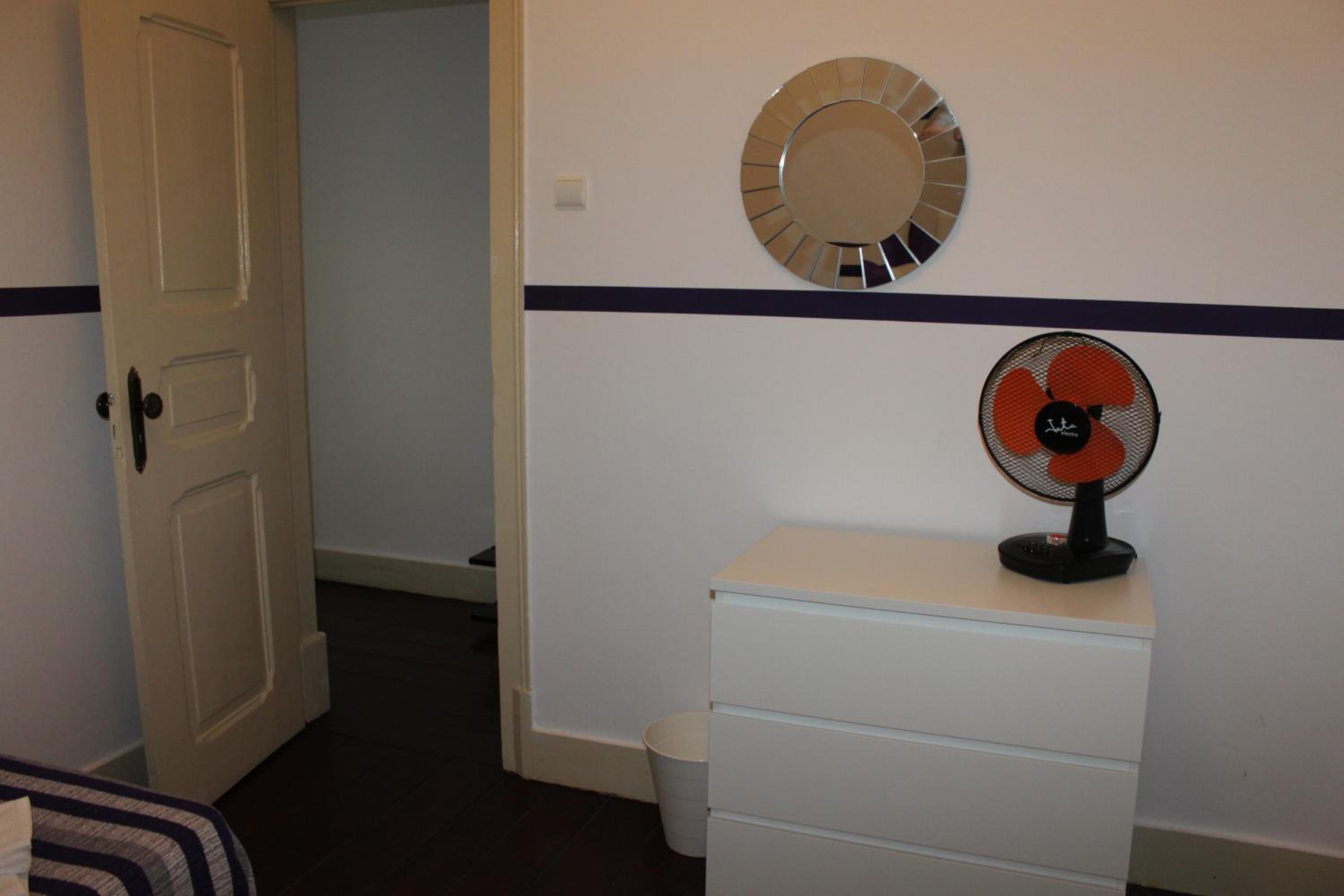 Economy Single Room Without Window photo 2