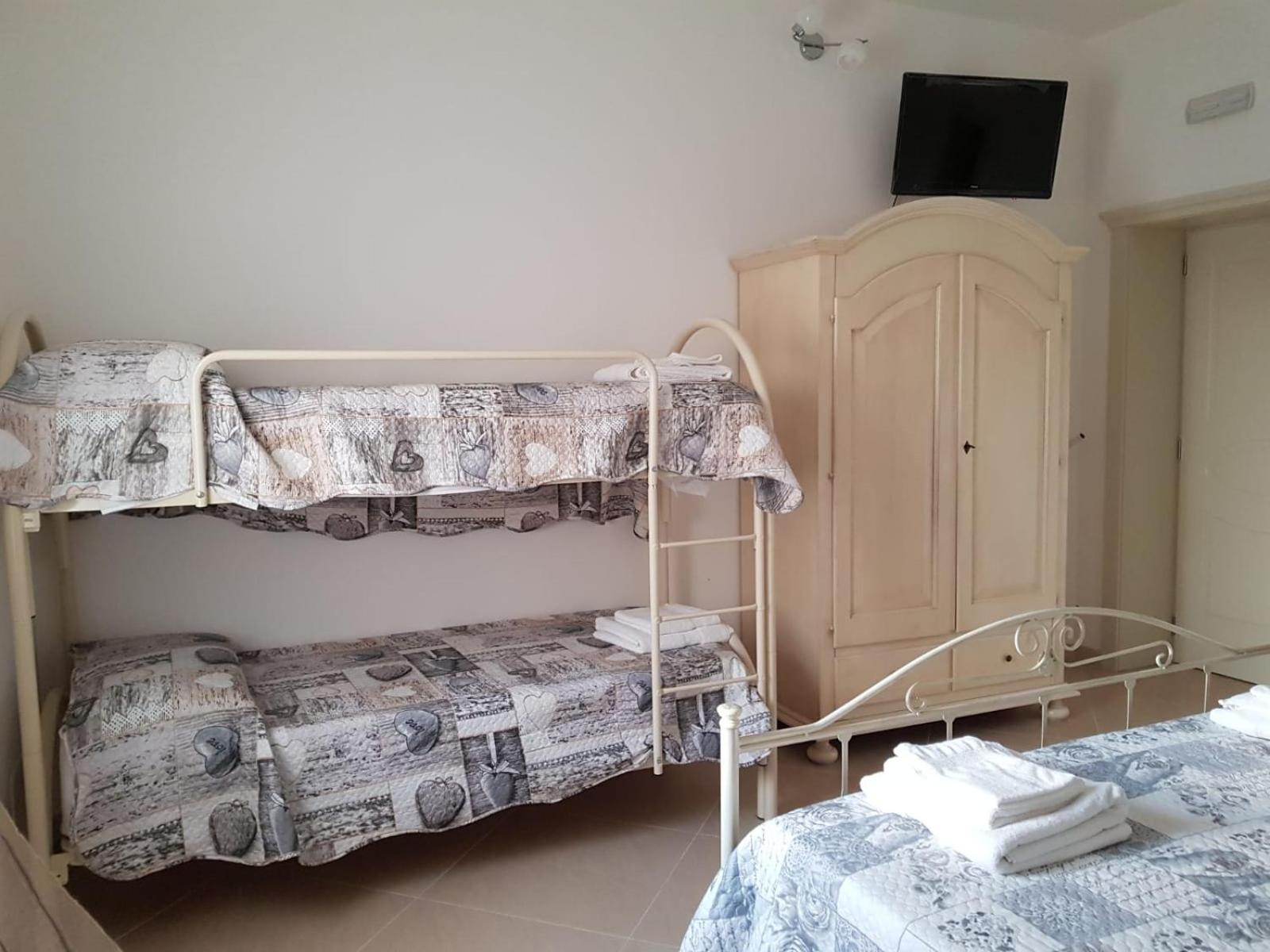 Quadruple Room with Balcony photo 3