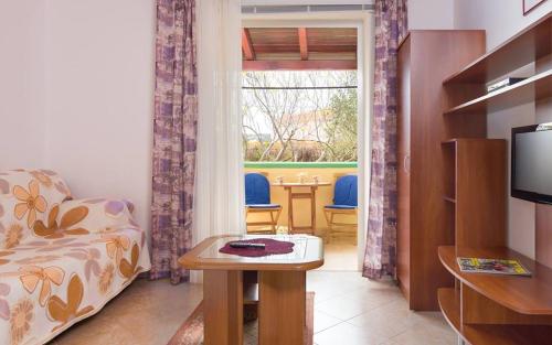 Apartment with Balcony photo 3