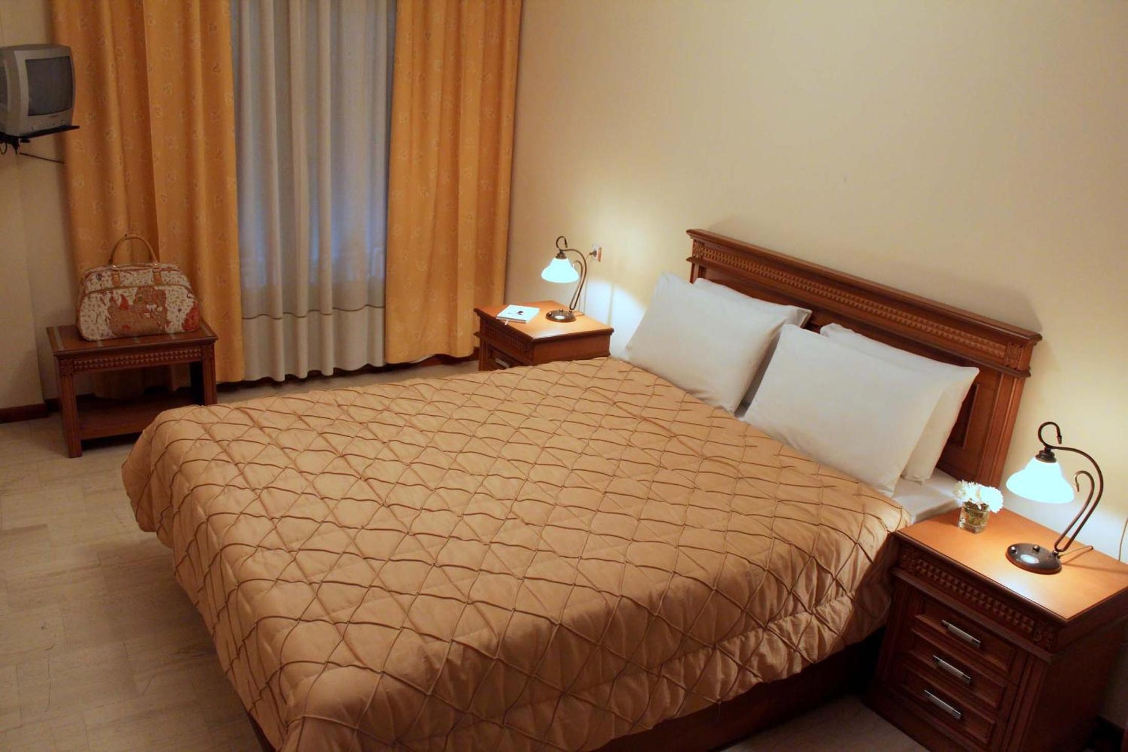 Double or Twin Room with Meteora View - Photo 1