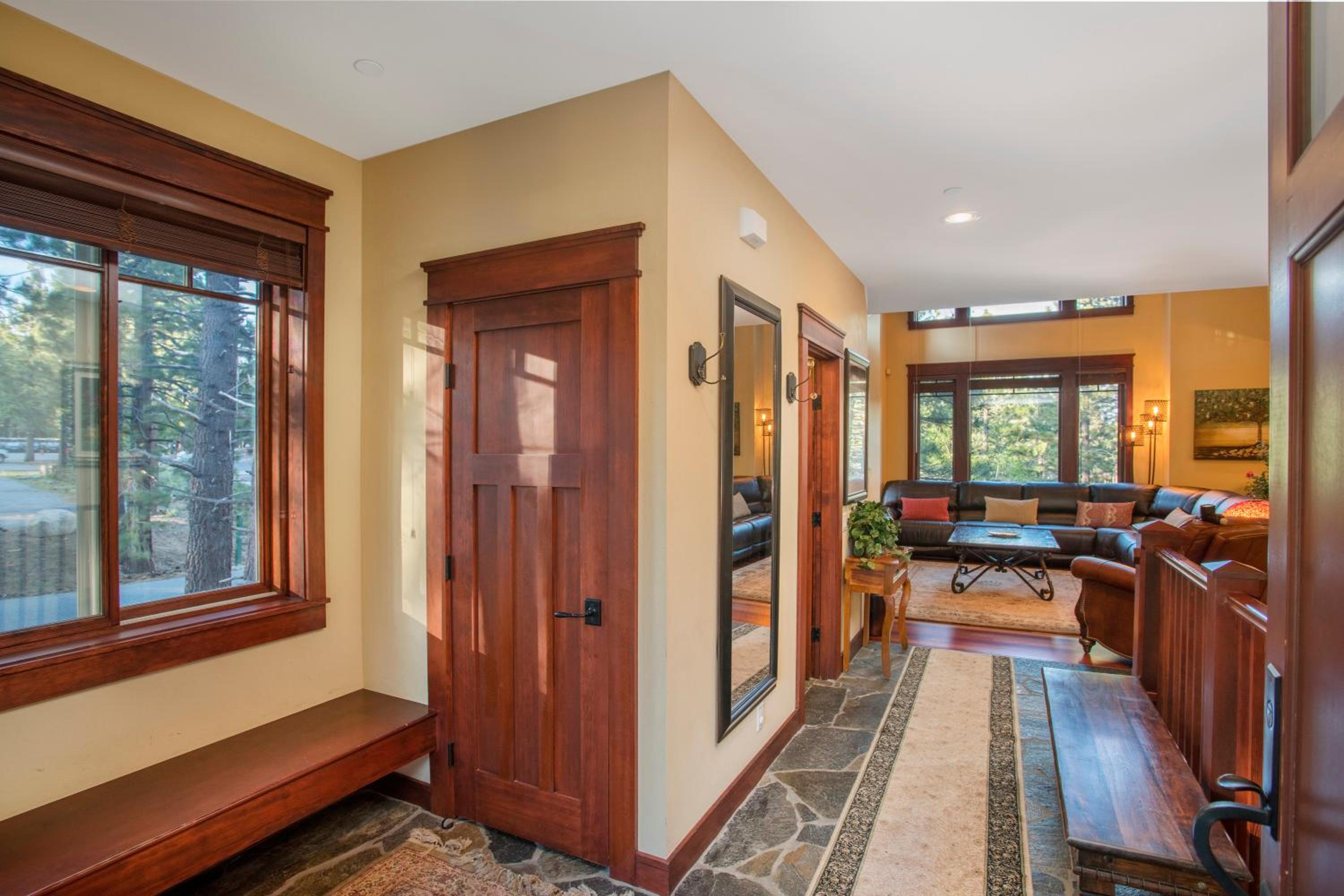 Five-Bedroom House photo 1