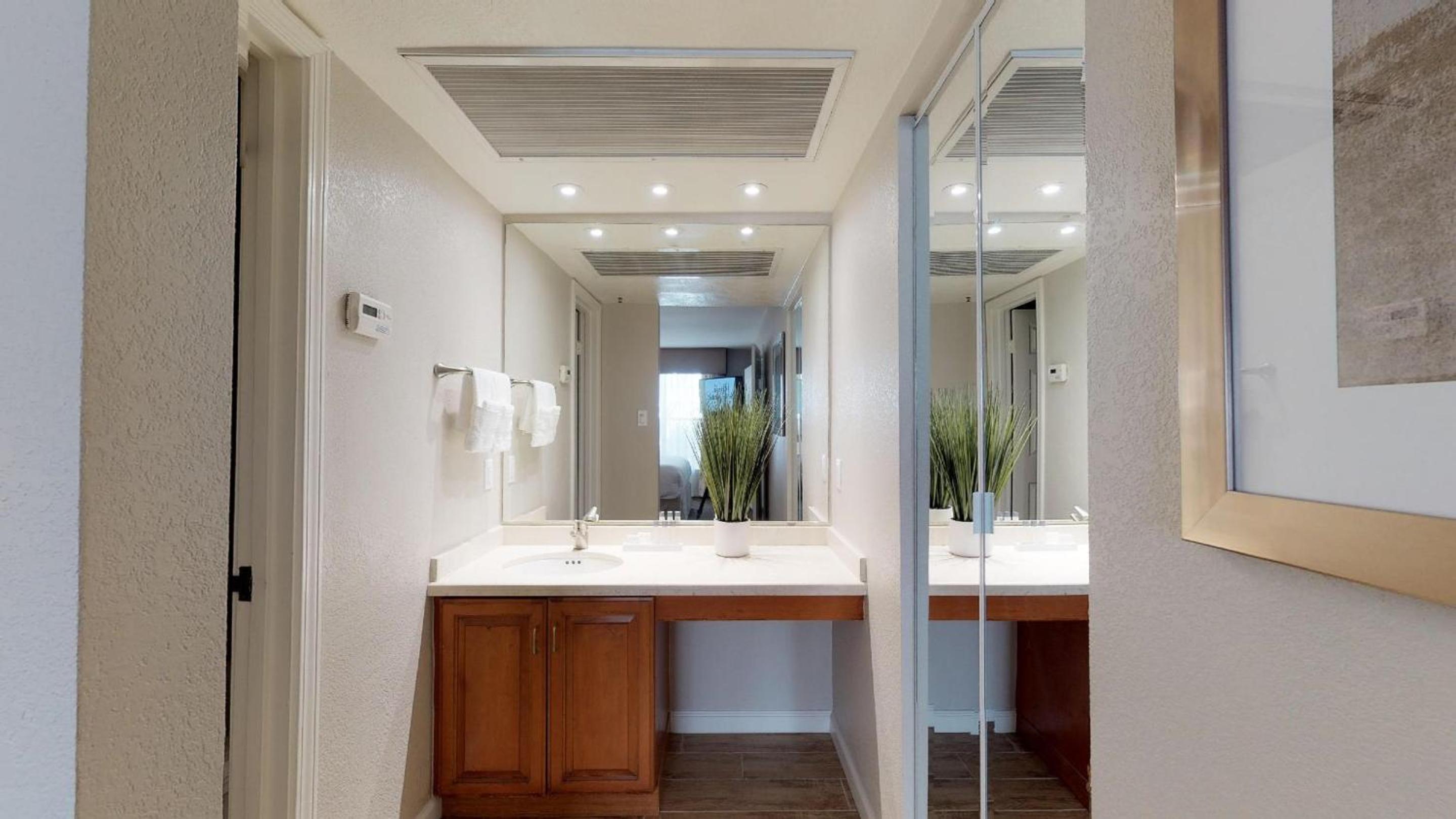 One Bedroom Suite - Kitchenette - Photo 9