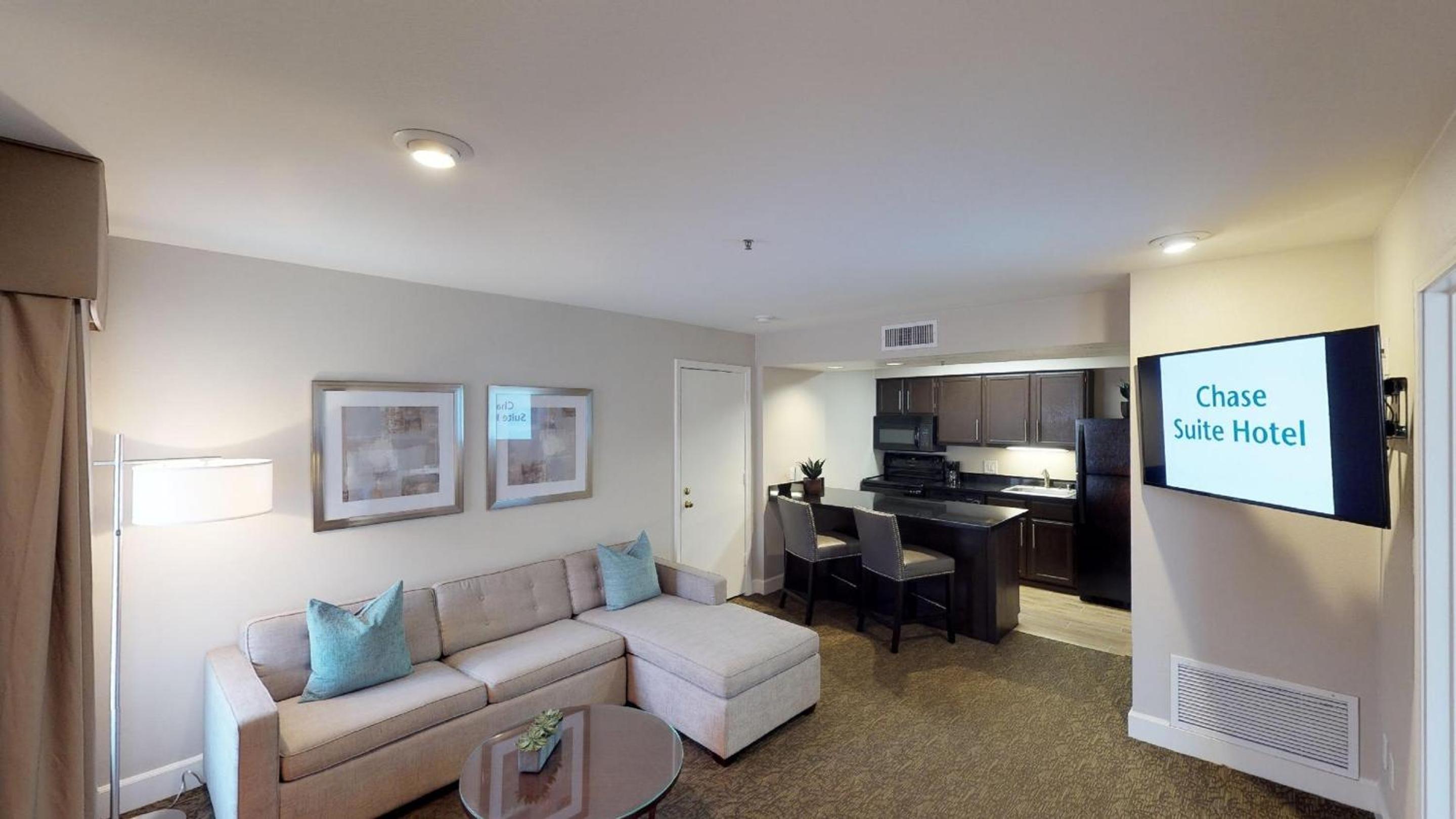 One Bedroom with 2 Full Beds - Full Kitchen - Photo 4