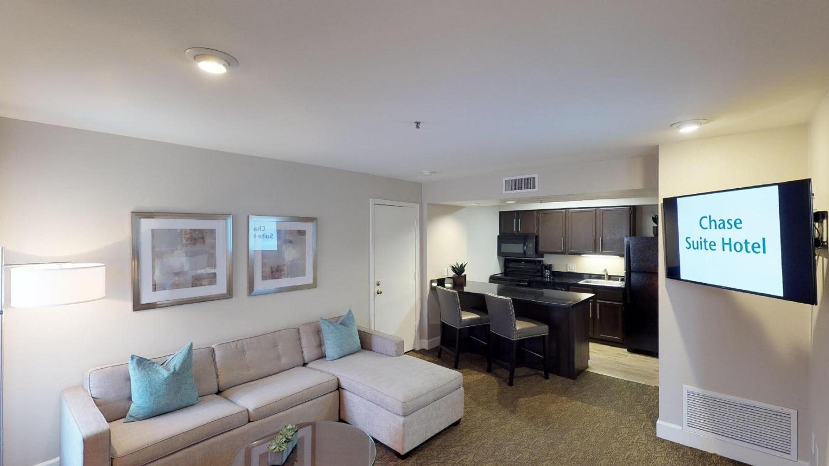 One Bedroom with 2 Full Beds - Full Kitchen - Photo 3