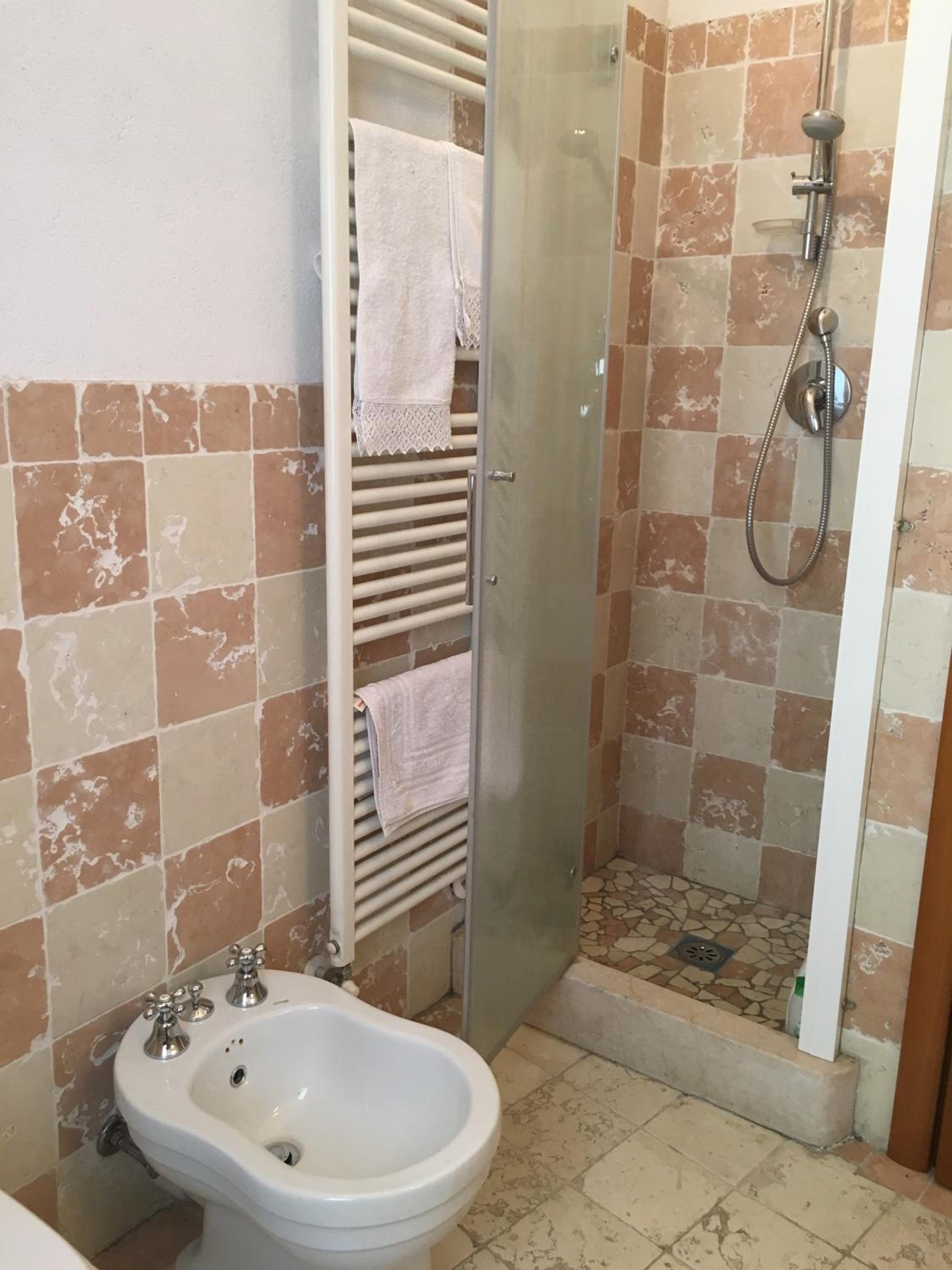 Double Room with Private Bathroom - Photo 9