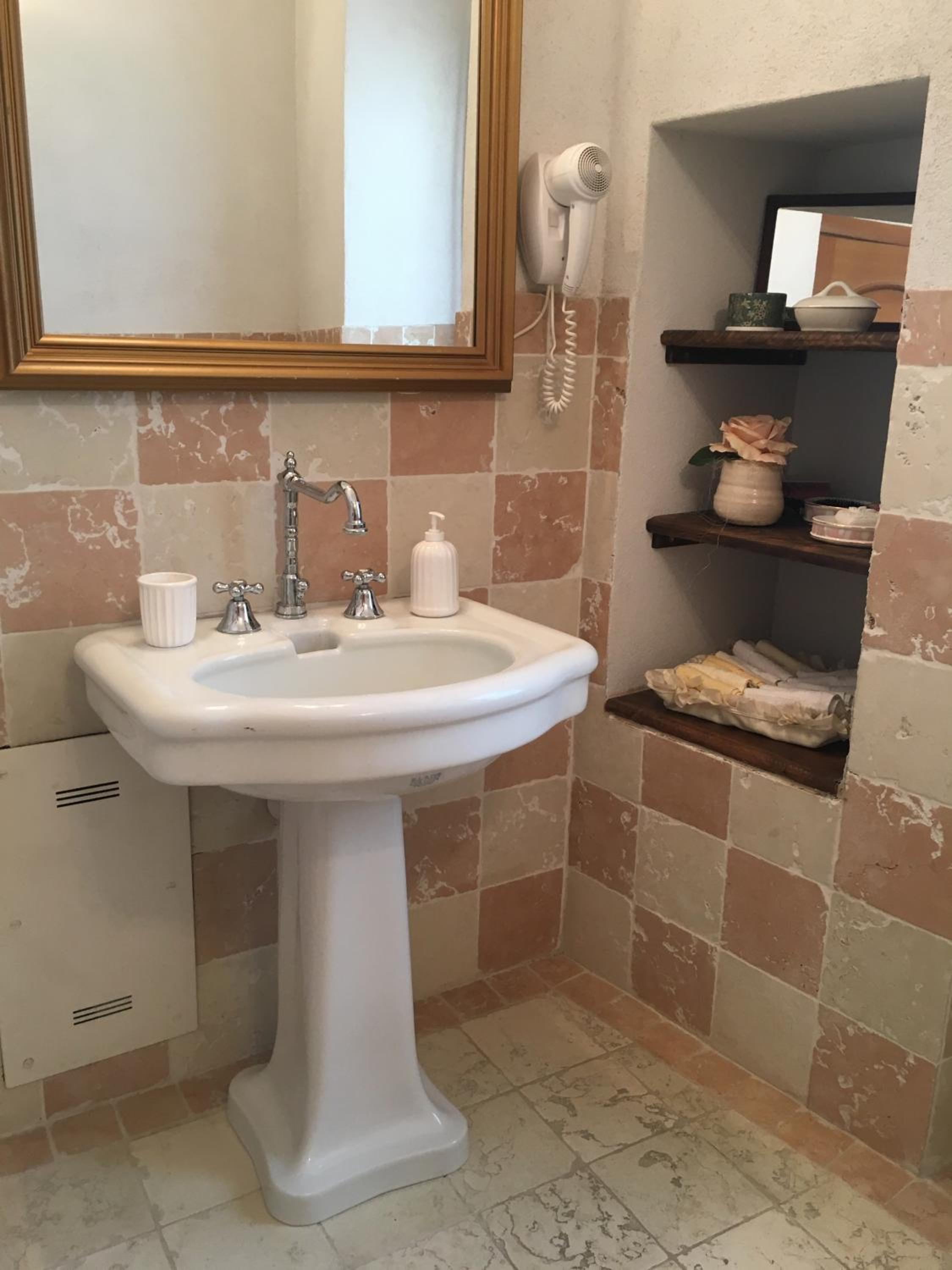 Double Room with Private Bathroom - Photo 8