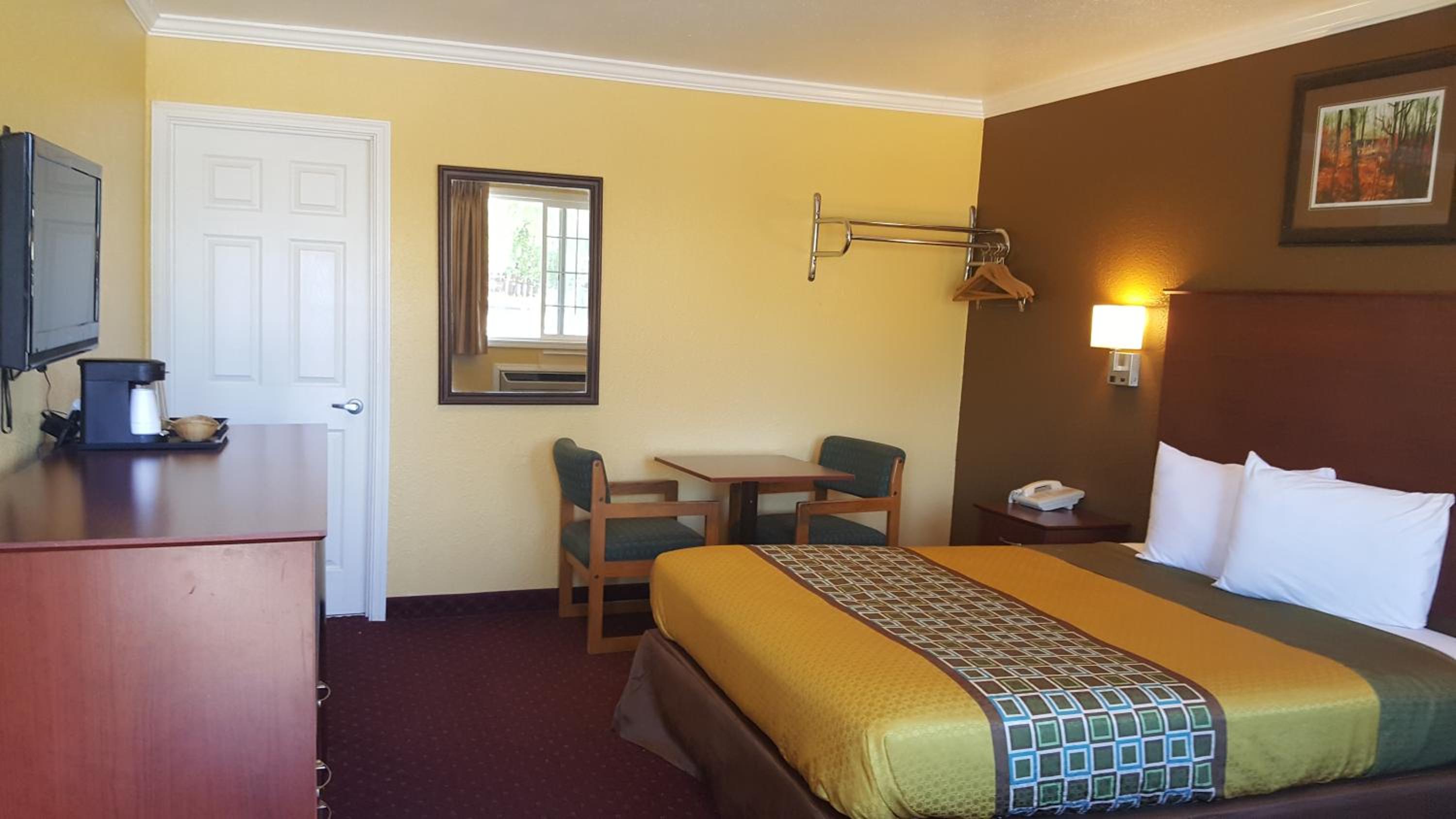 Queen Room photo 1