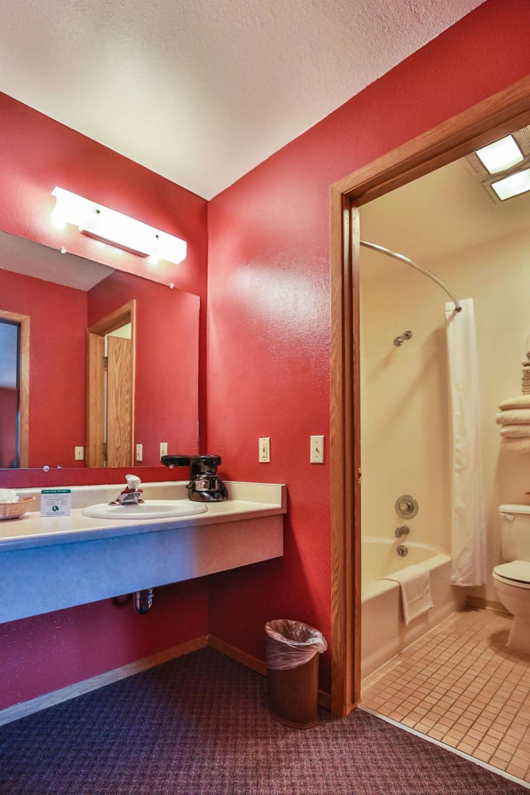Suite with Hot Tub photo 2