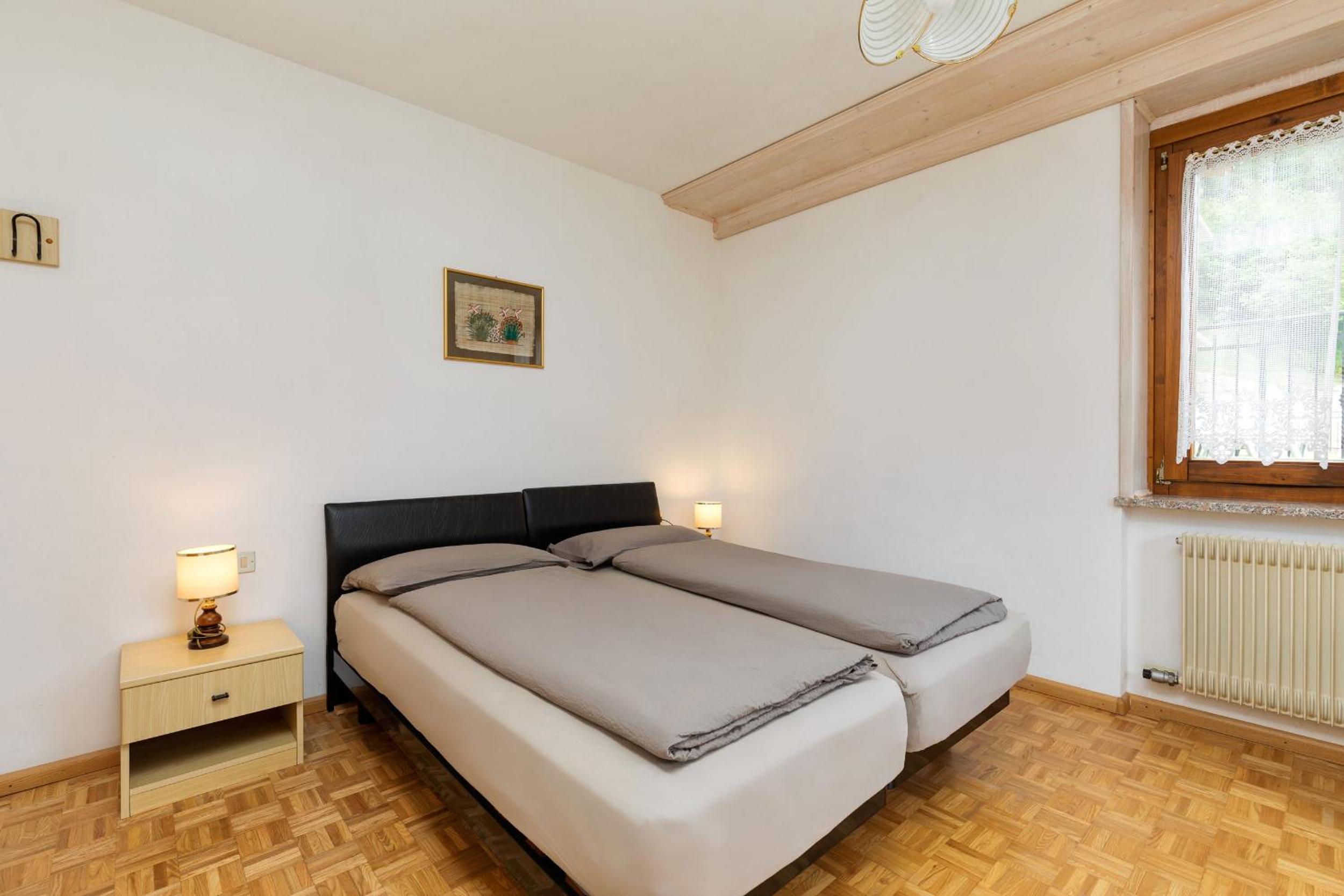 One-Bedroom Apartment with Balcony and Lake View photo 1