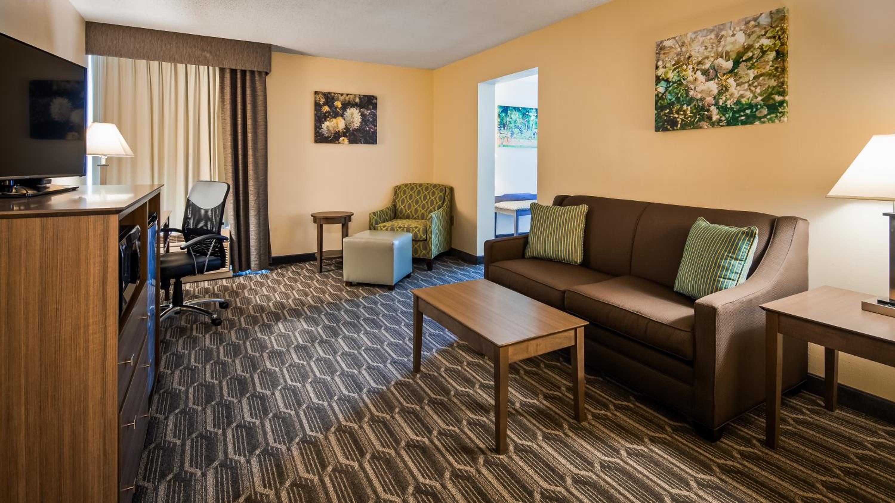 King Suite - Non-Smoking photo 2