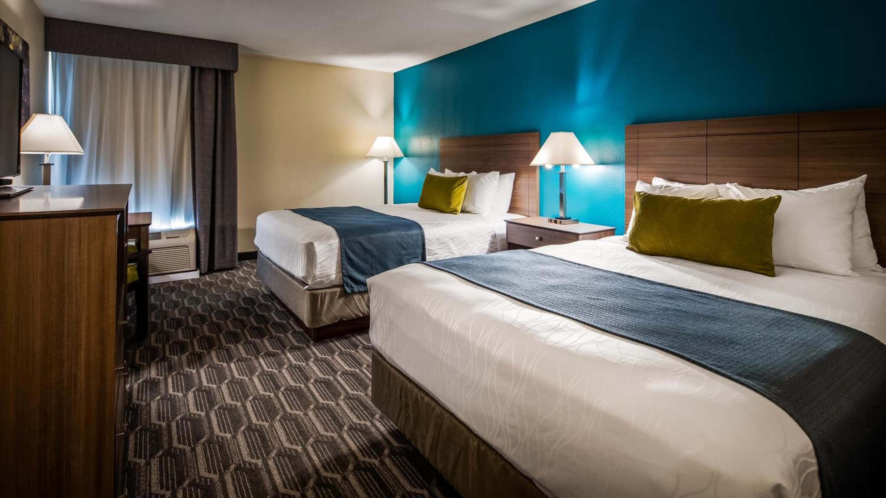 Deluxe Queen Room with Two Queen Beds photo 3