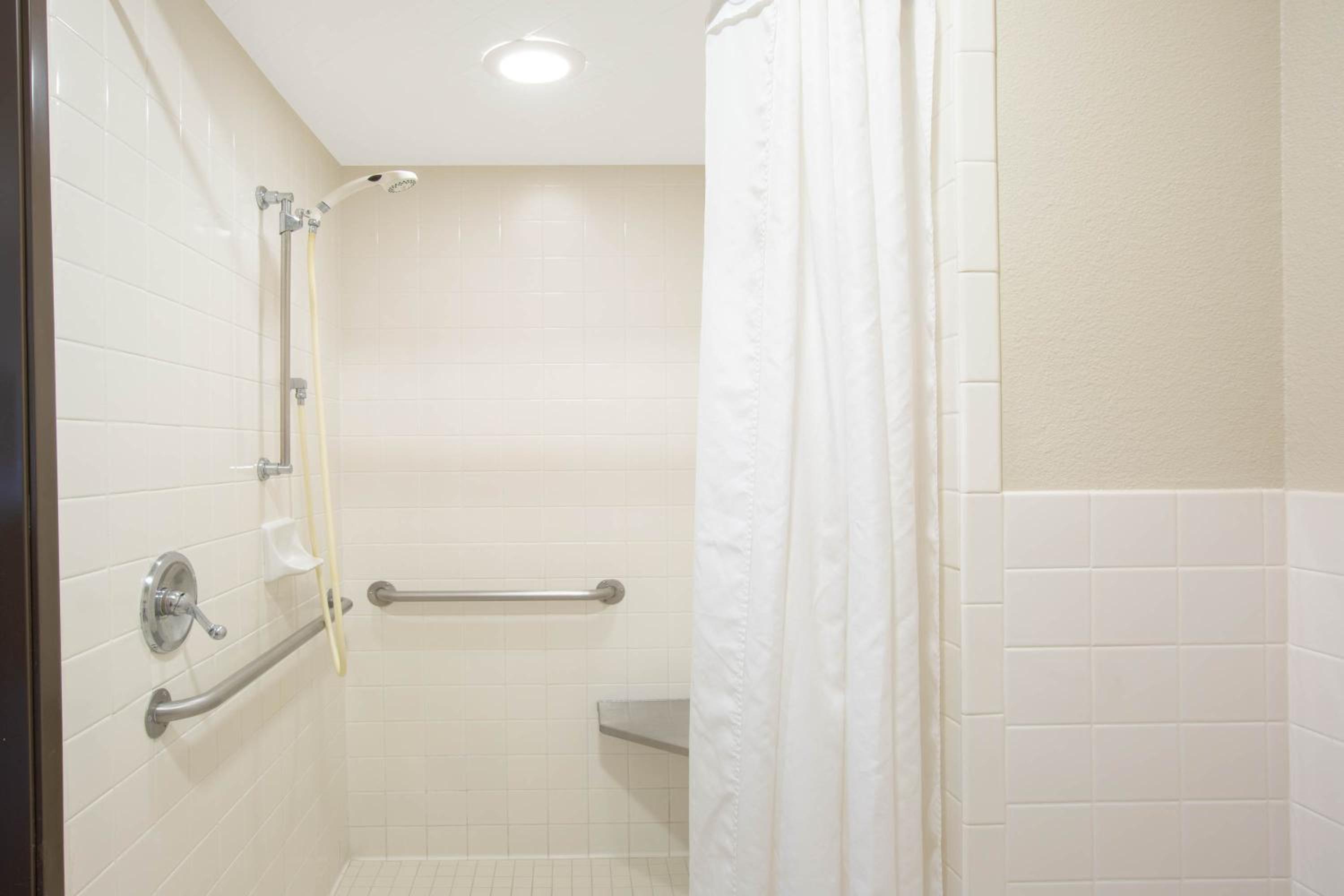 Queen Room - Mobility Access/Non-Smoking - Photo 4