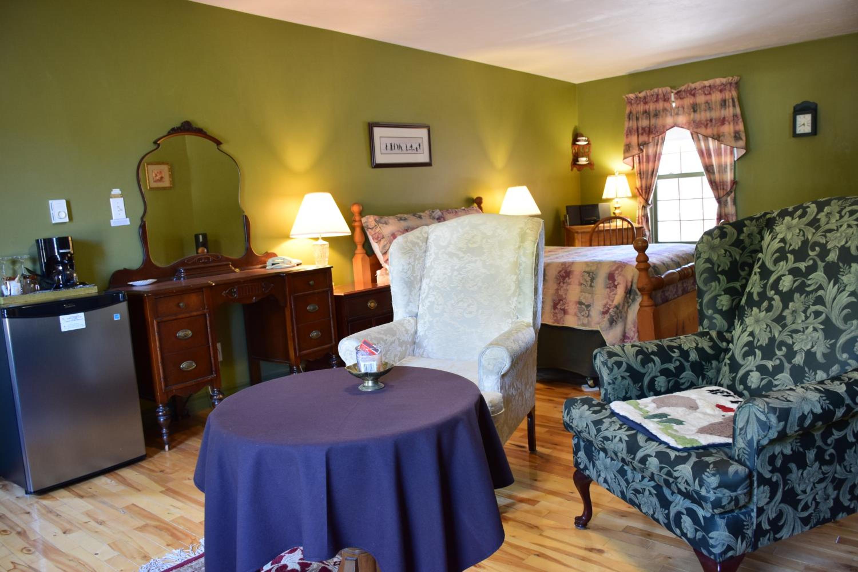Queen Suite with Spa Bath