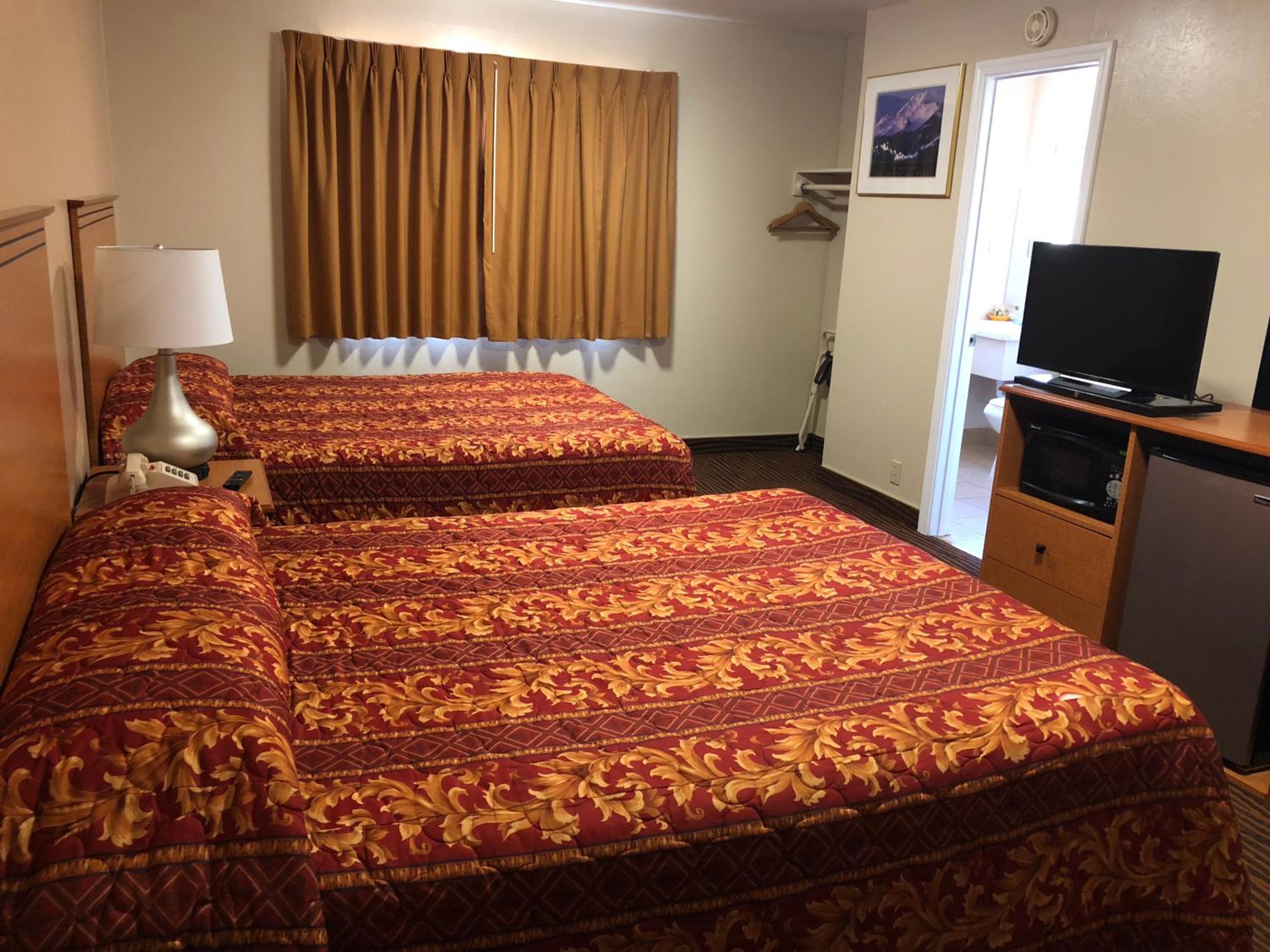Queen Room with Two Queen Beds - Non-Smoking photo 2