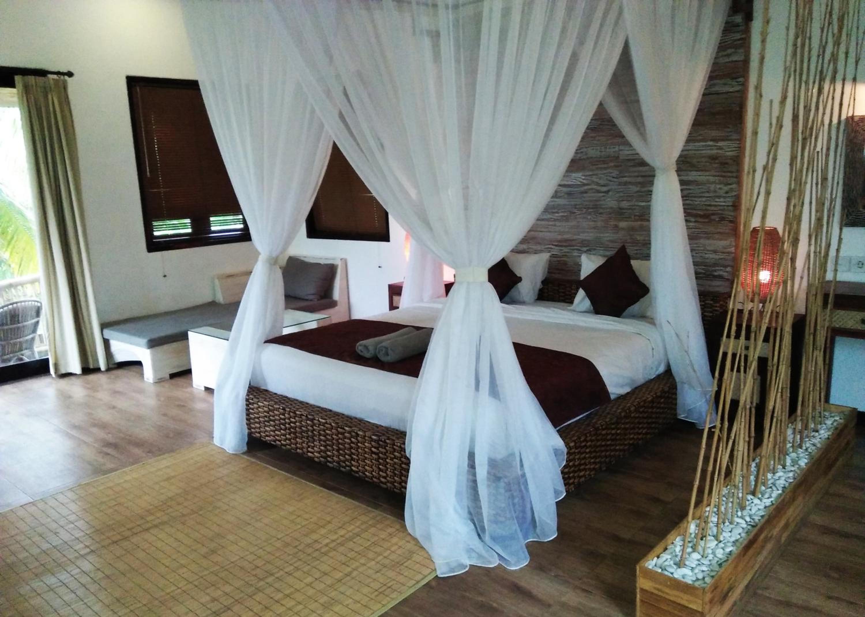 Deluxe Double Room with Balcony - Photo 11